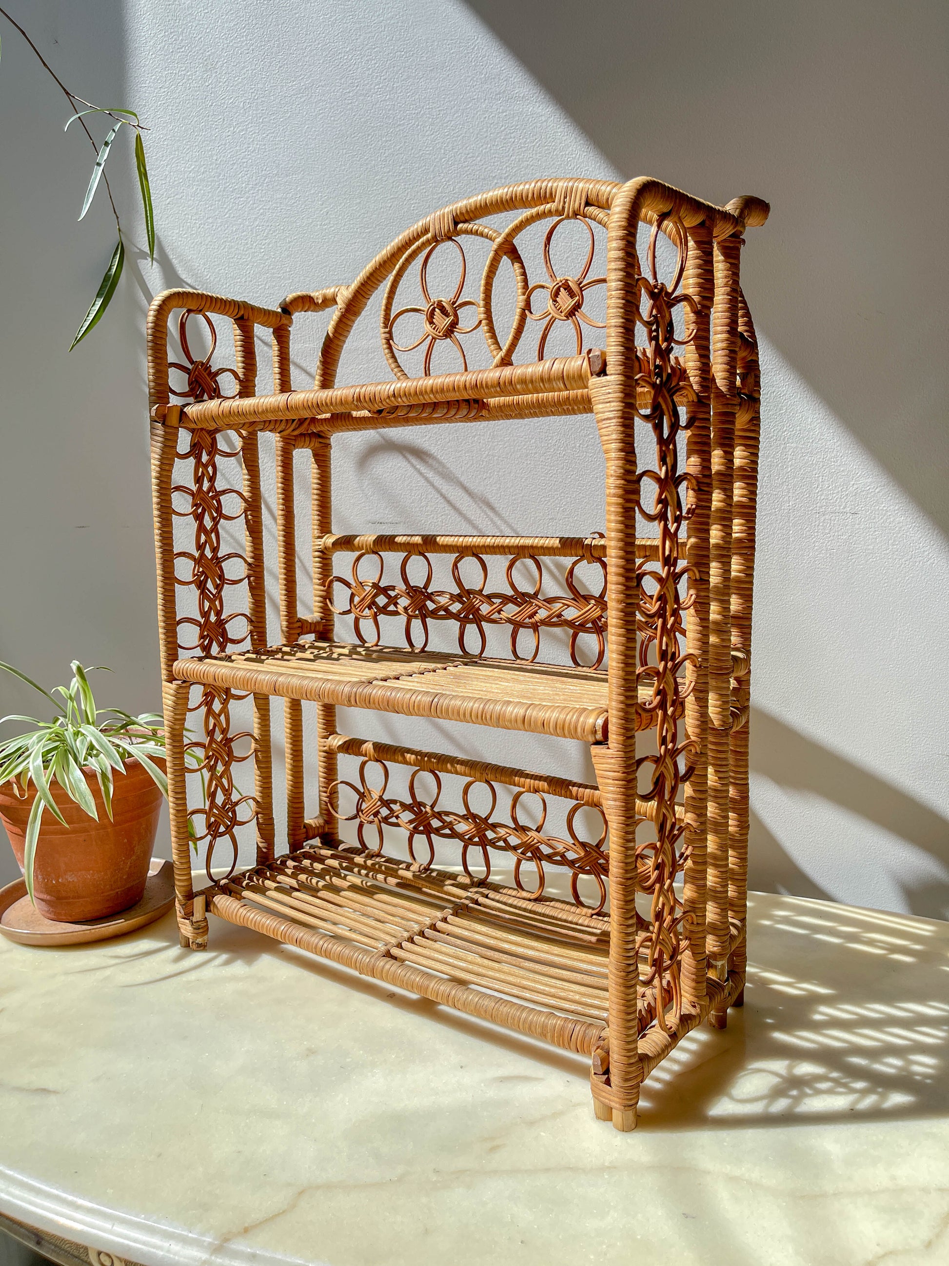 Étagère pliante en rotin vintage des années 1950, structure légère et naturelle, parfaite comme bibliothèque murale ou rangement décoratif pour une chambre d’enfant ou un intérieur bohème.