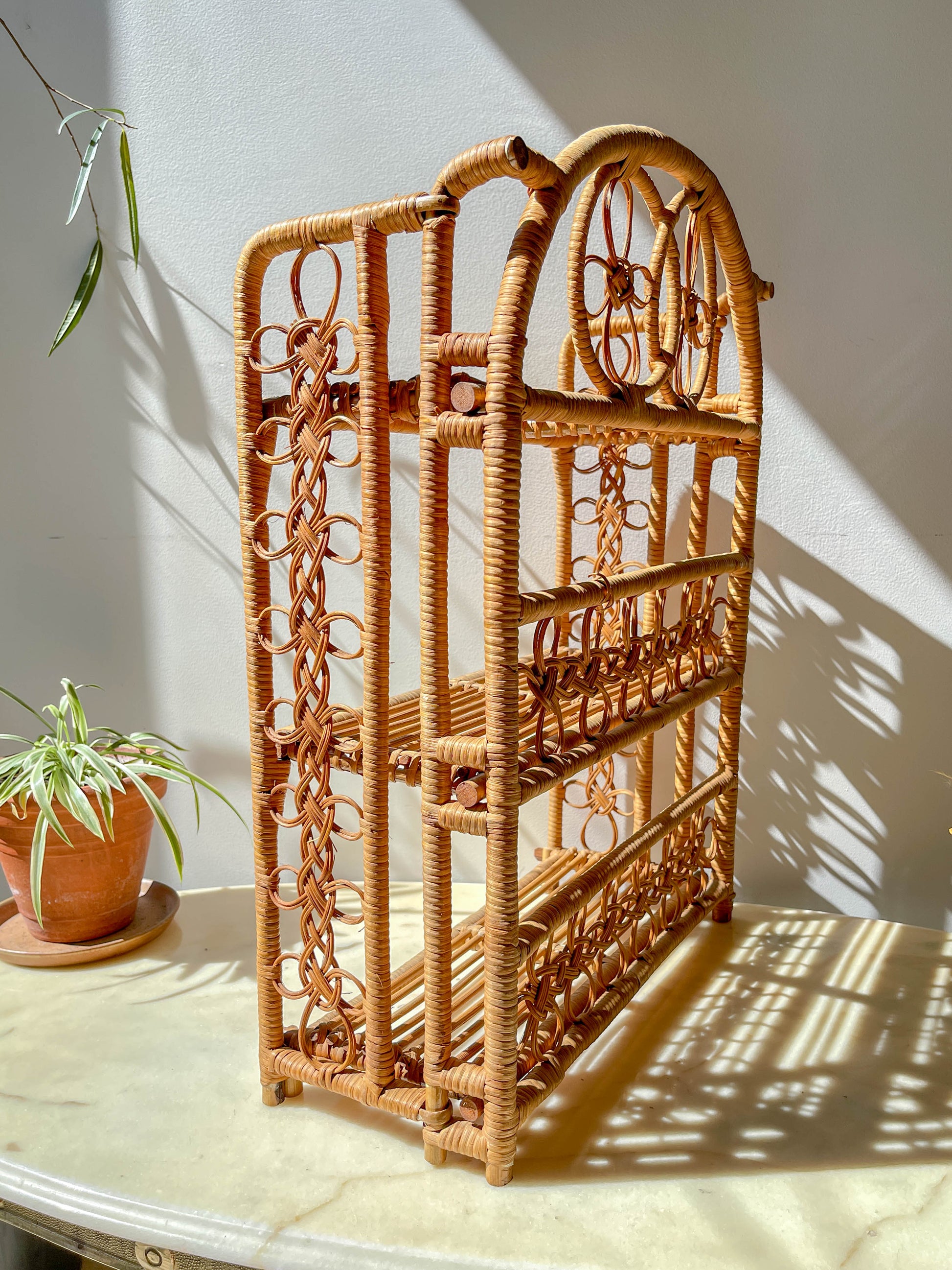 Étagère pliante en rotin vintage des années 1950, structure légère et naturelle, parfaite comme bibliothèque murale ou rangement décoratif pour une chambre d’enfant ou un intérieur bohème.