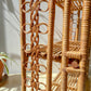 Étagère pliante en rotin vintage des années 1950, structure légère et naturelle, parfaite comme bibliothèque murale ou rangement décoratif pour une chambre d’enfant ou un intérieur bohème.
