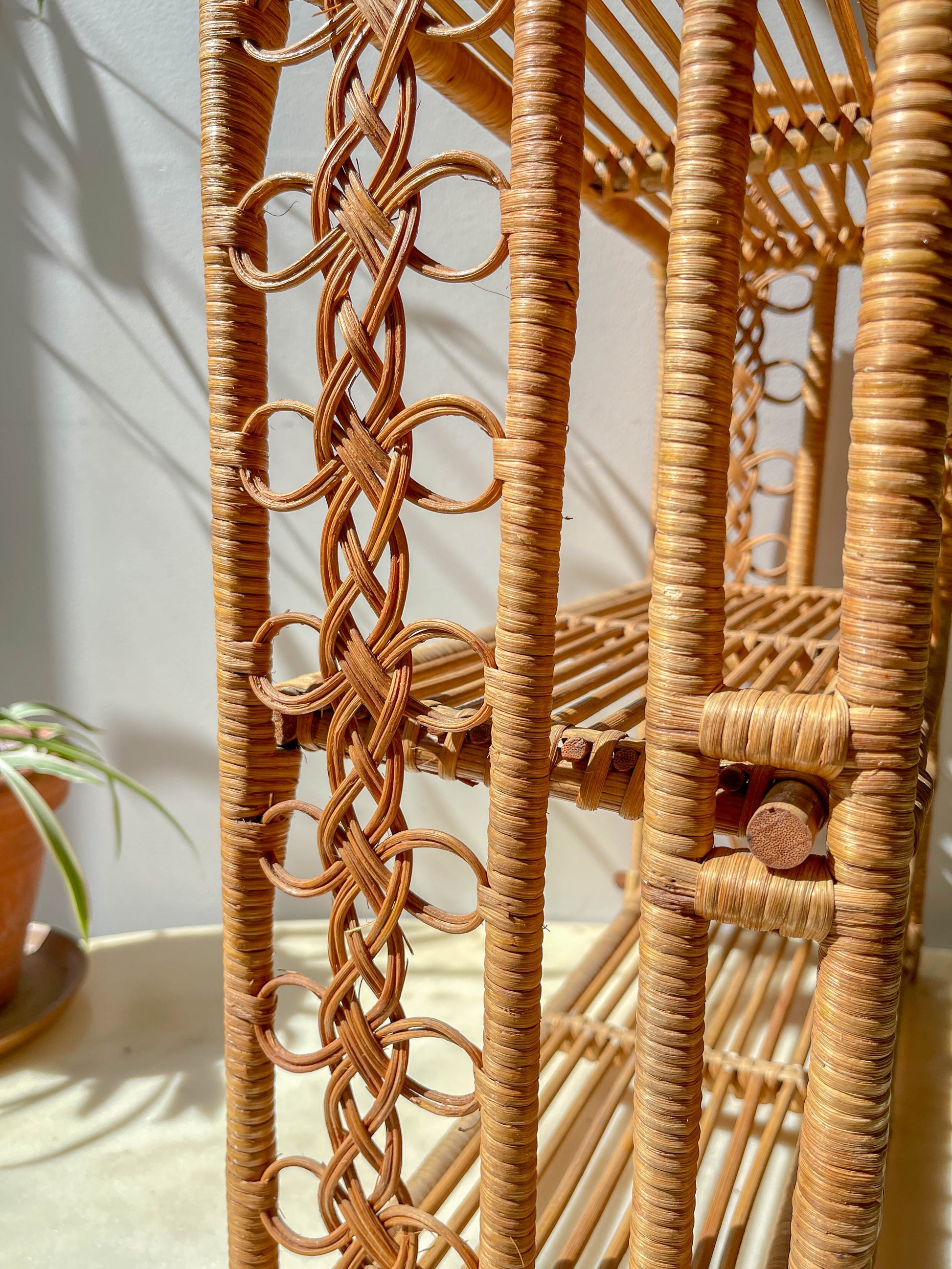 Étagère pliante en rotin vintage des années 1950, structure légère et naturelle, parfaite comme bibliothèque murale ou rangement décoratif pour une chambre d’enfant ou un intérieur bohème.
