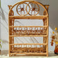 Étagère pliante en rotin vintage des années 1950, structure légère et naturelle, parfaite comme bibliothèque murale ou rangement décoratif pour une chambre d’enfant ou un intérieur bohème.