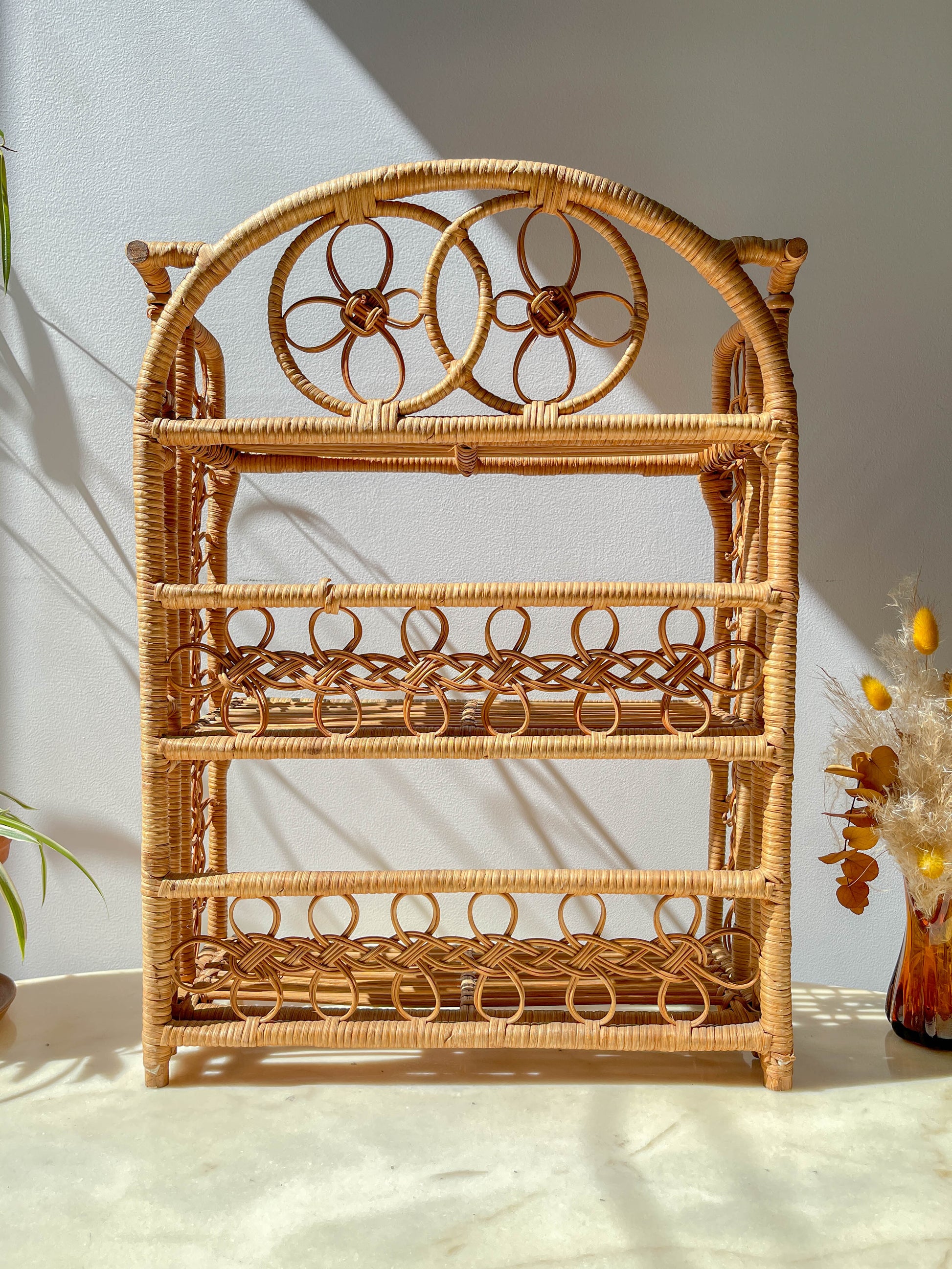 Étagère pliante en rotin vintage des années 1950, structure légère et naturelle, parfaite comme bibliothèque murale ou rangement décoratif pour une chambre d’enfant ou un intérieur bohème.