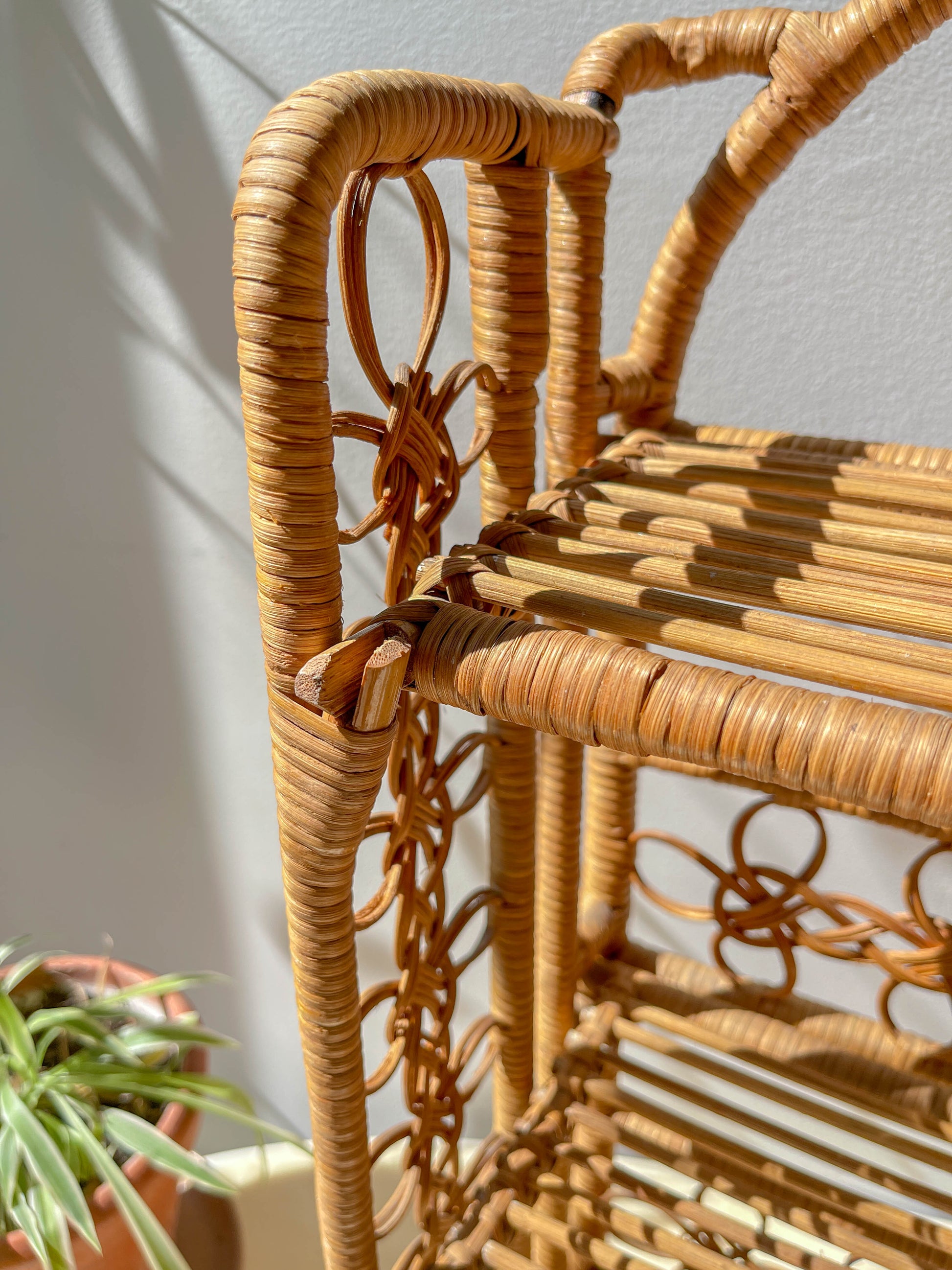 Étagère pliante en rotin vintage des années 1950, structure légère et naturelle, parfaite comme bibliothèque murale ou rangement décoratif pour une chambre d’enfant ou un intérieur bohème.