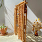 Étagère pliante en rotin vintage des années 1950, structure légère et naturelle, parfaite comme bibliothèque murale ou rangement décoratif pour une chambre d’enfant ou un intérieur bohème.