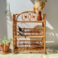 Étagère pliante en rotin vintage des années 1950, structure légère et naturelle, parfaite comme bibliothèque murale ou rangement décoratif pour une chambre d’enfant ou un intérieur bohème.