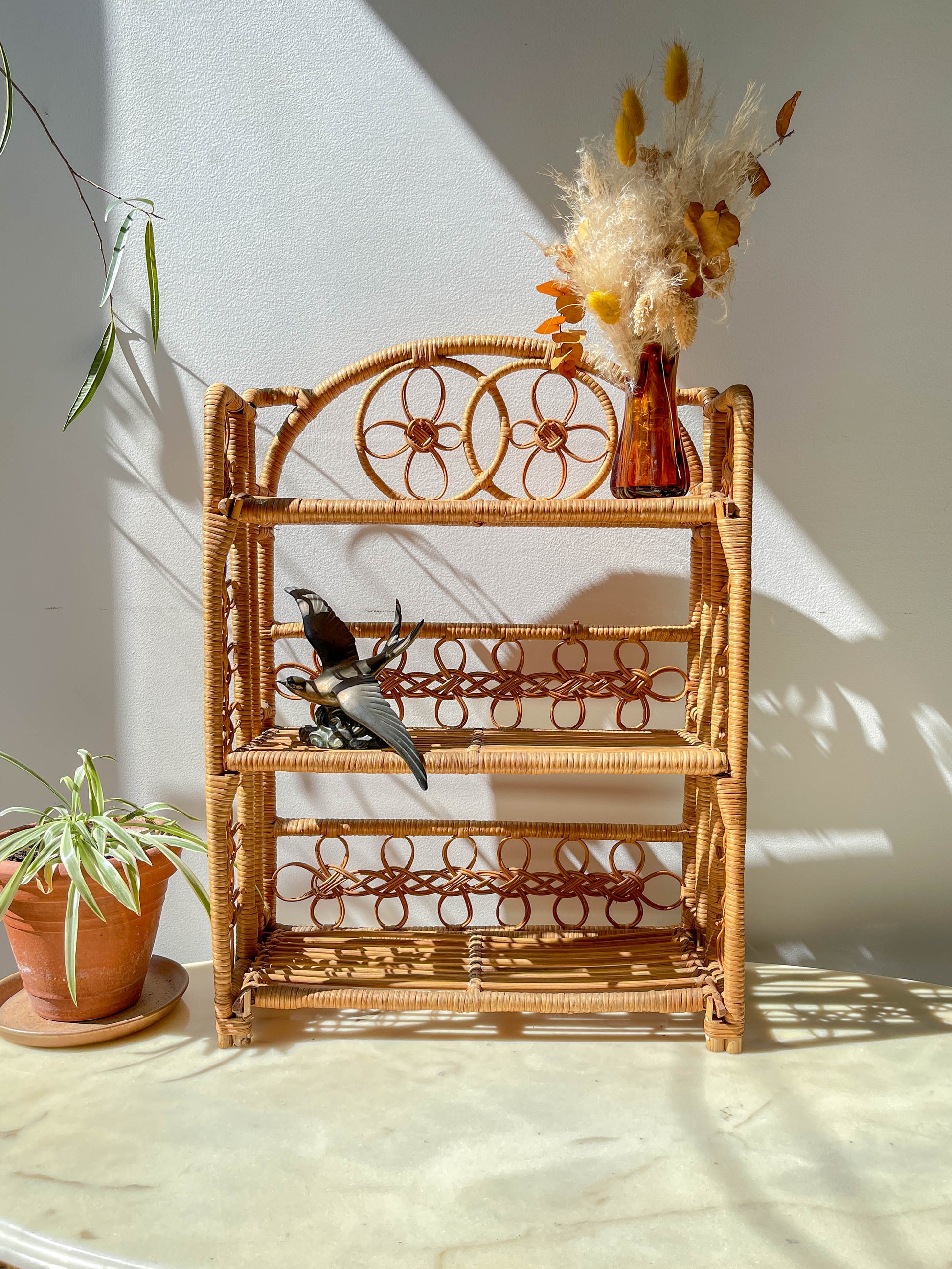 Étagère pliante en rotin vintage des années 1950, structure légère et naturelle, parfaite comme bibliothèque murale ou rangement décoratif pour une chambre d’enfant ou un intérieur bohème.