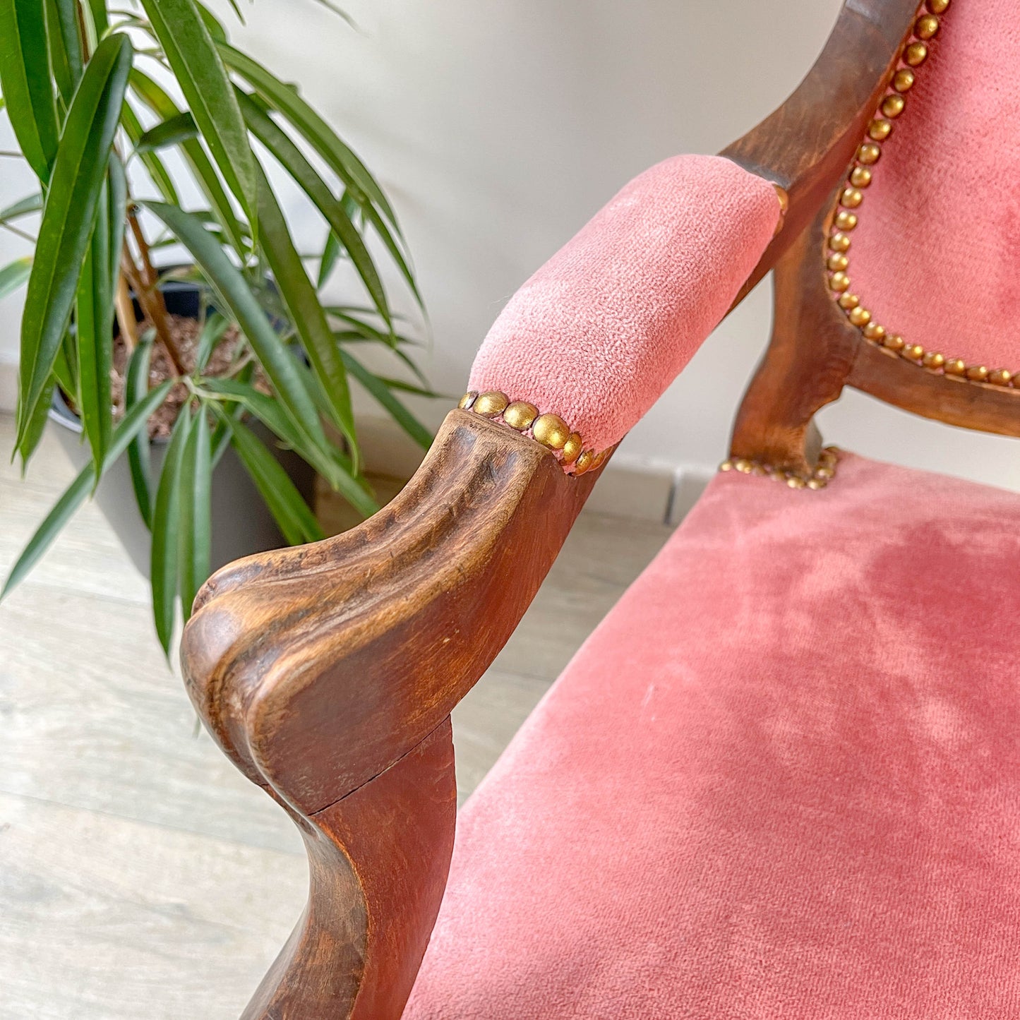 Fauteuil Louis Philippe velours rose - Fauteuil ancien XIXe - Décoration romantique vintage - Siège antique bois sculpté