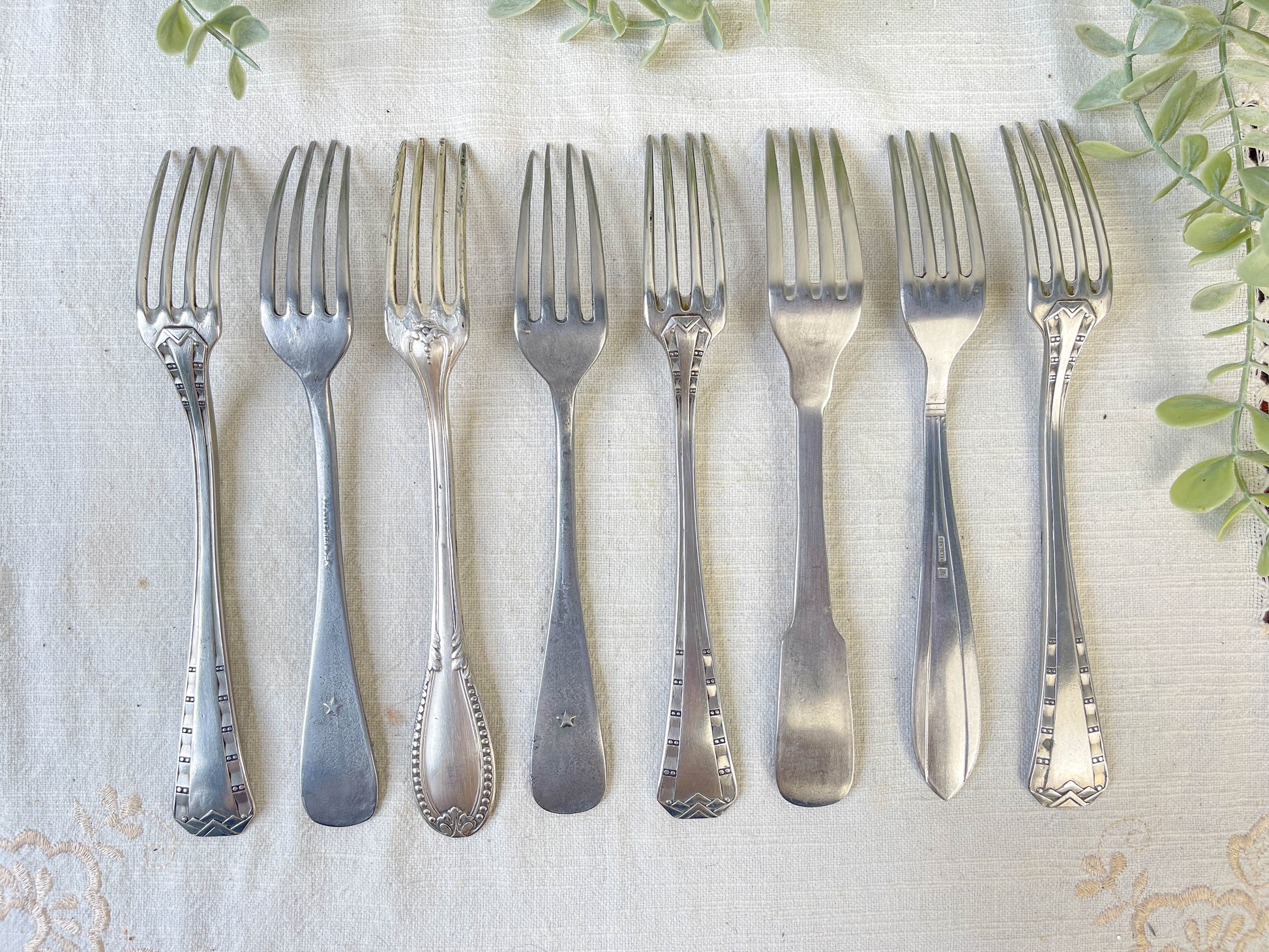 Ensemble de 8 Fourchettes Vintage Dépareillées – Charme Authentique et Rétro