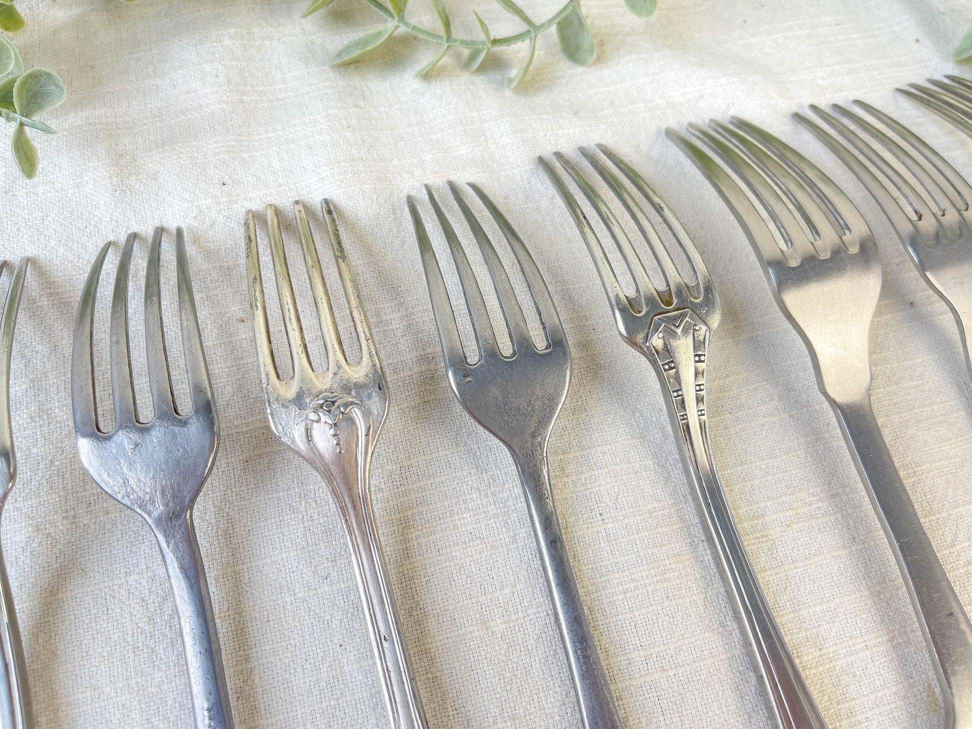 Ensemble de 8 Fourchettes Vintage Dépareillées – Charme Authentique et Rétro