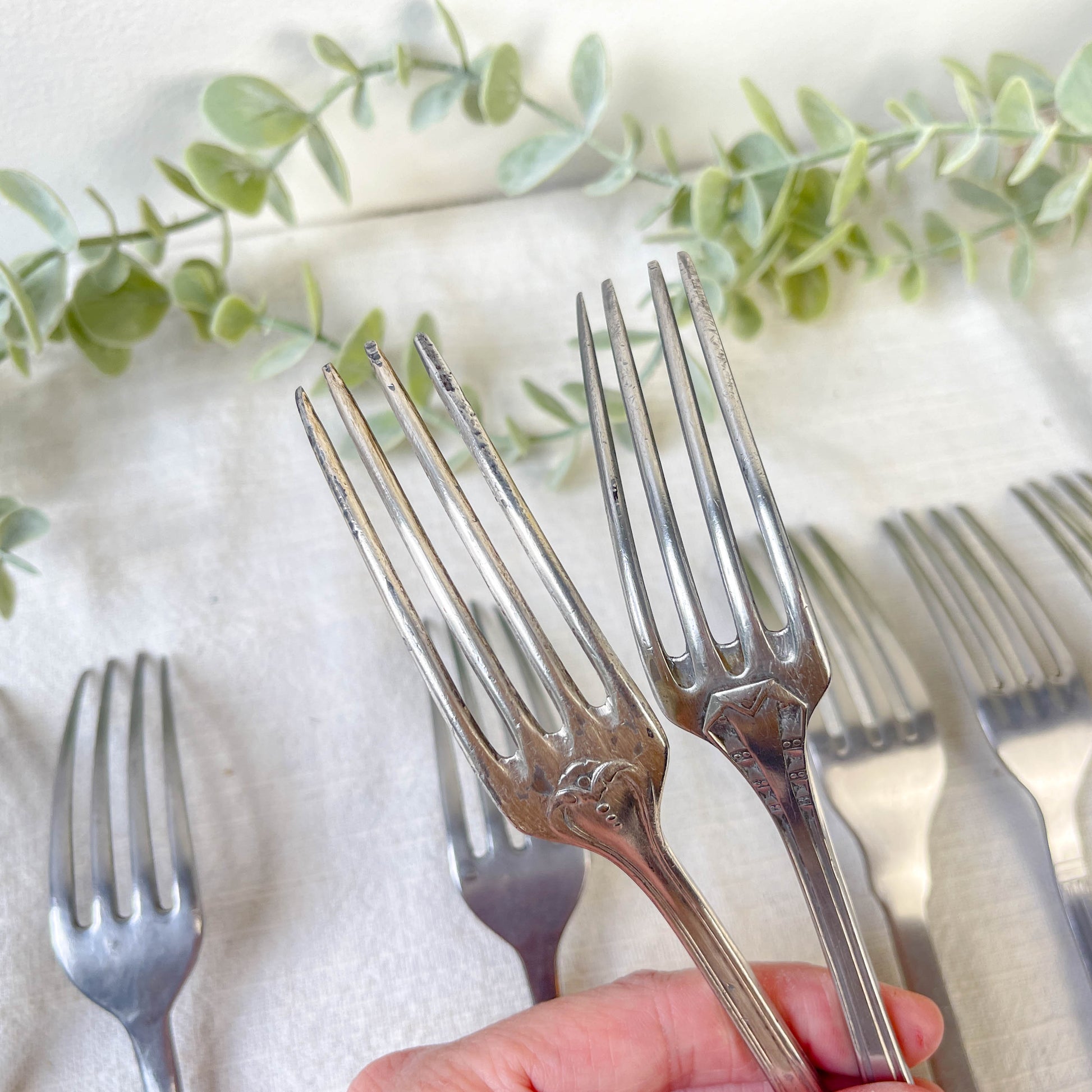 Ensemble de 8 Fourchettes Vintage Dépareillées – Charme Authentique et Rétro