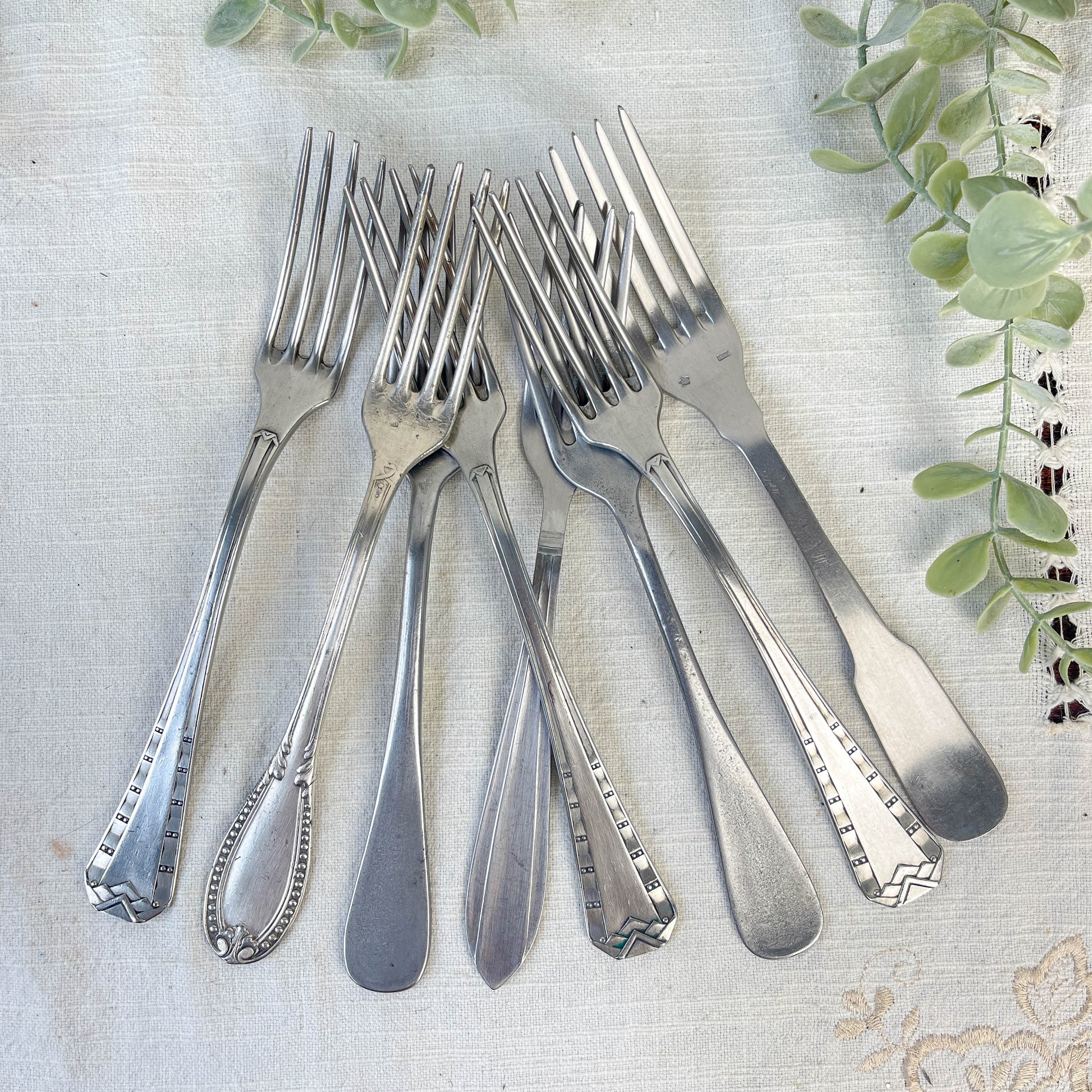 Ensemble de 8 Fourchettes Vintage Dépareillées – Charme Authentique et Rétro