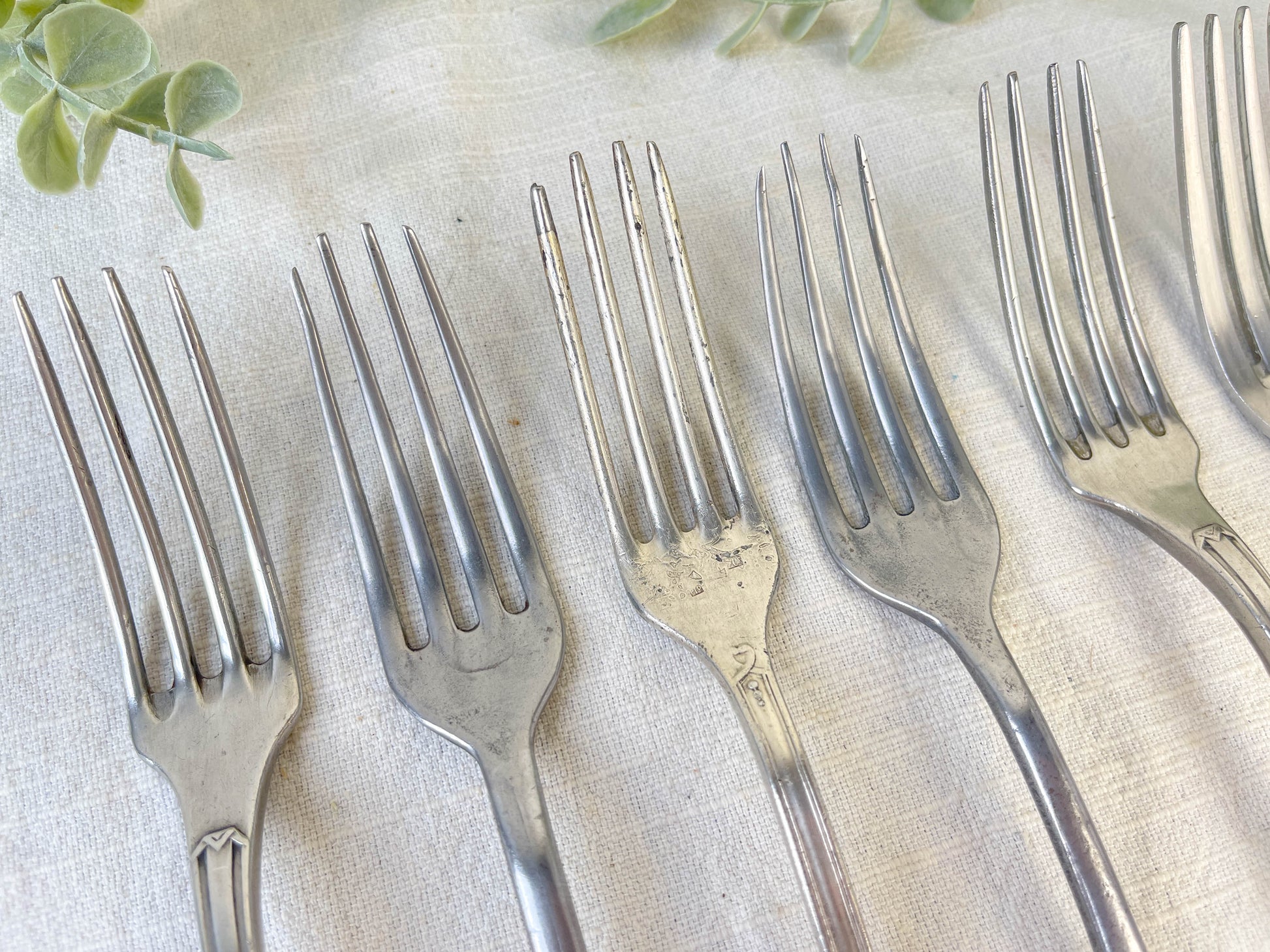 Ensemble de 8 Fourchettes Vintage Dépareillées – Charme Authentique et Rétro