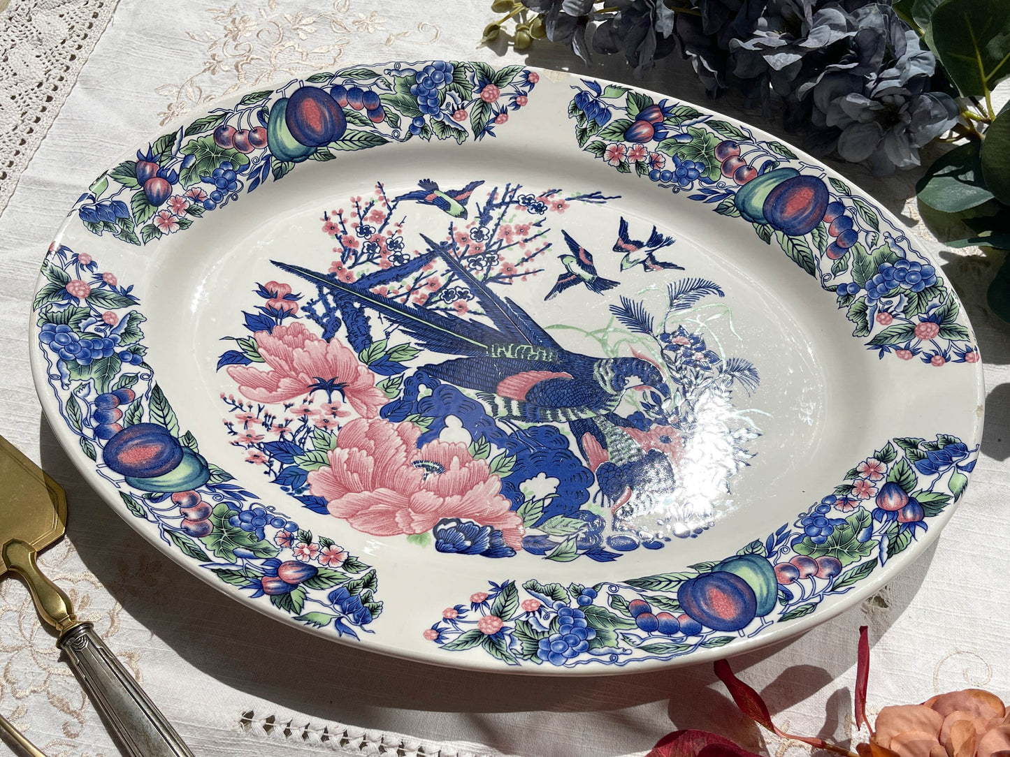 Grand plat ovale ancien en faïence italienne Stoviglierie – motif oiseaux et fleurs bleu, vert, rose