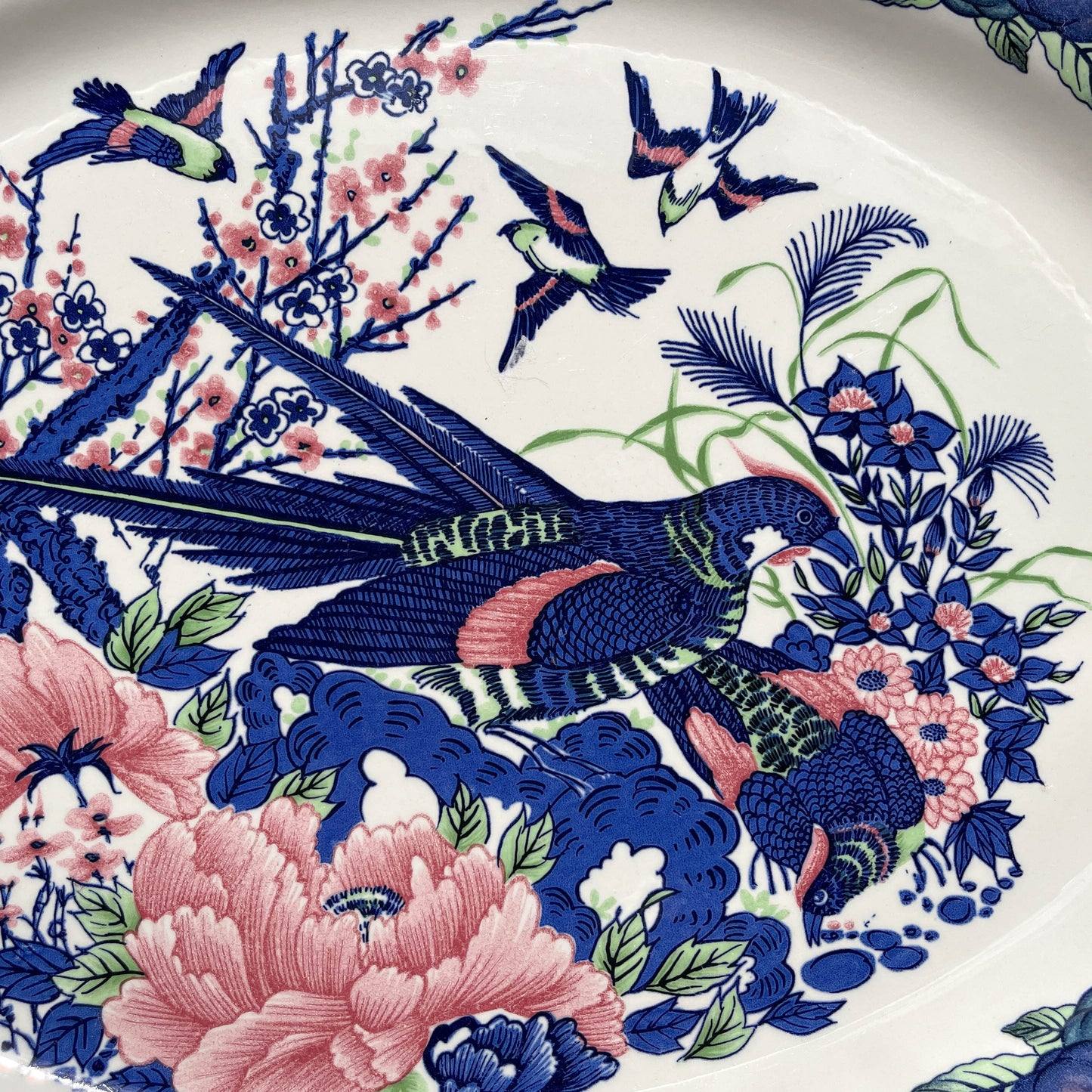 Grand plat ovale ancien en faïence italienne Stoviglierie – motif oiseaux et fleurs bleu, vert, rose