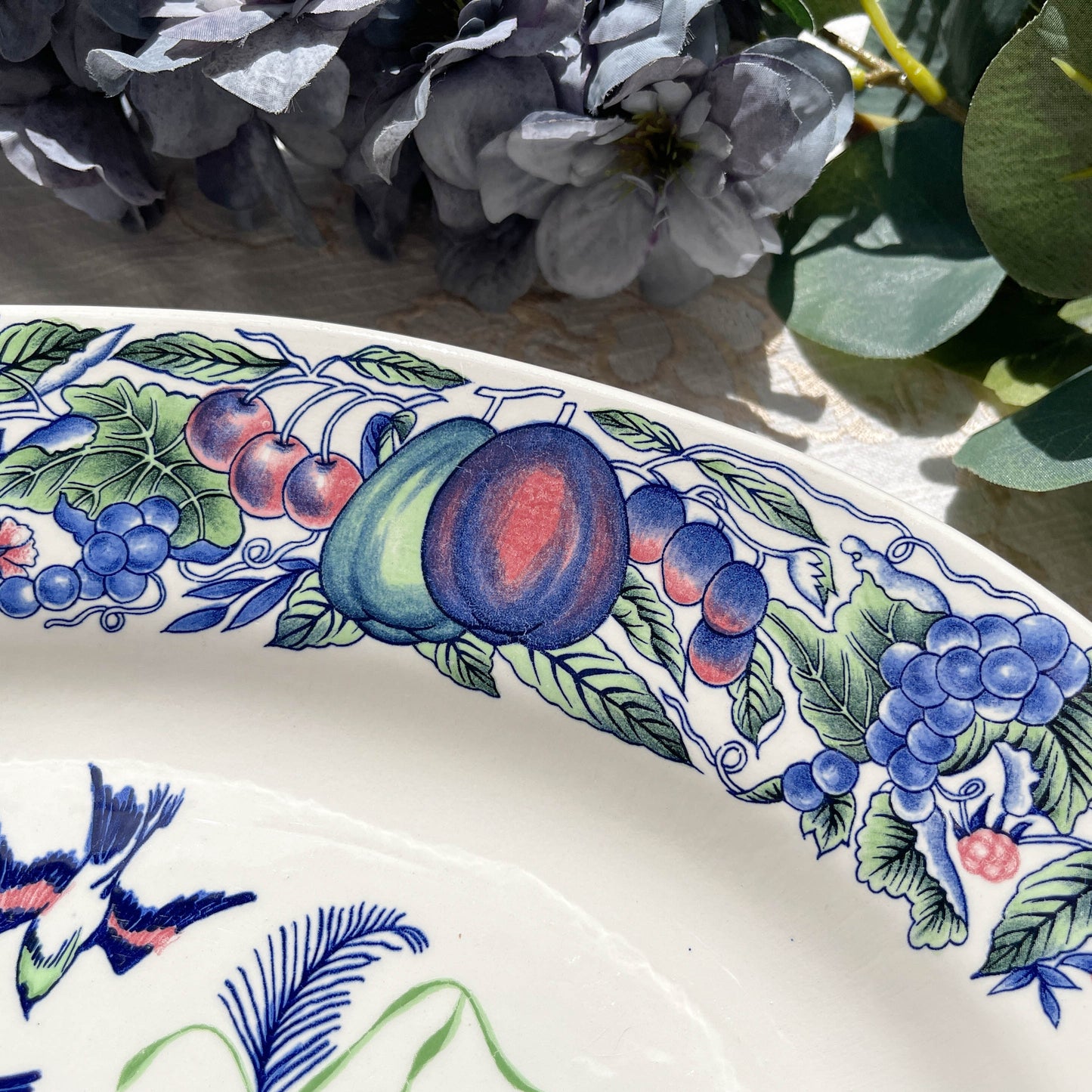 Grand plat ovale ancien en faïence italienne Stoviglierie – motif oiseaux et fleurs bleu, vert, rose