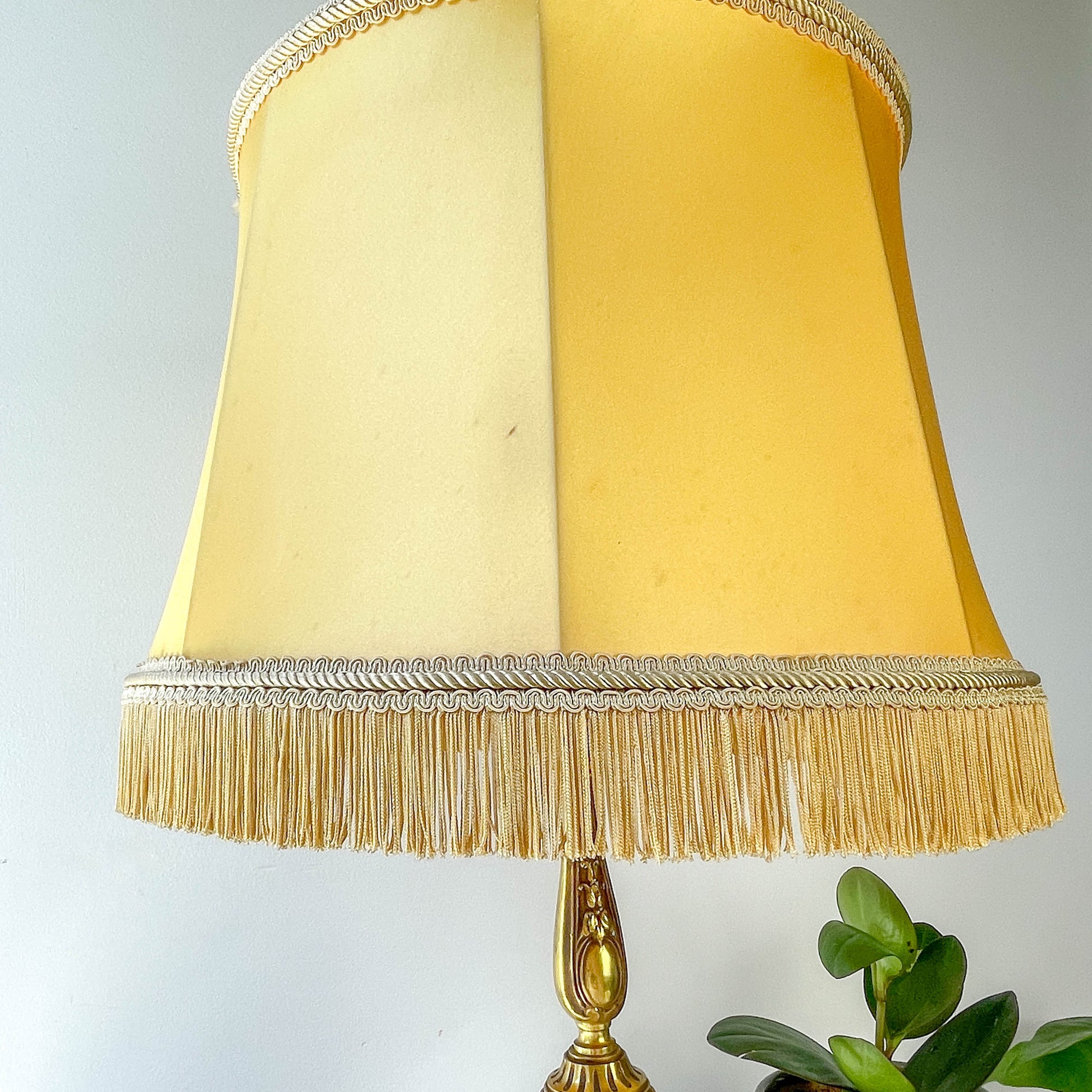 Lampe de style Louis XVI en bronze doré avec abat-jour jaune à franges – lampe ancienne élégante vintage