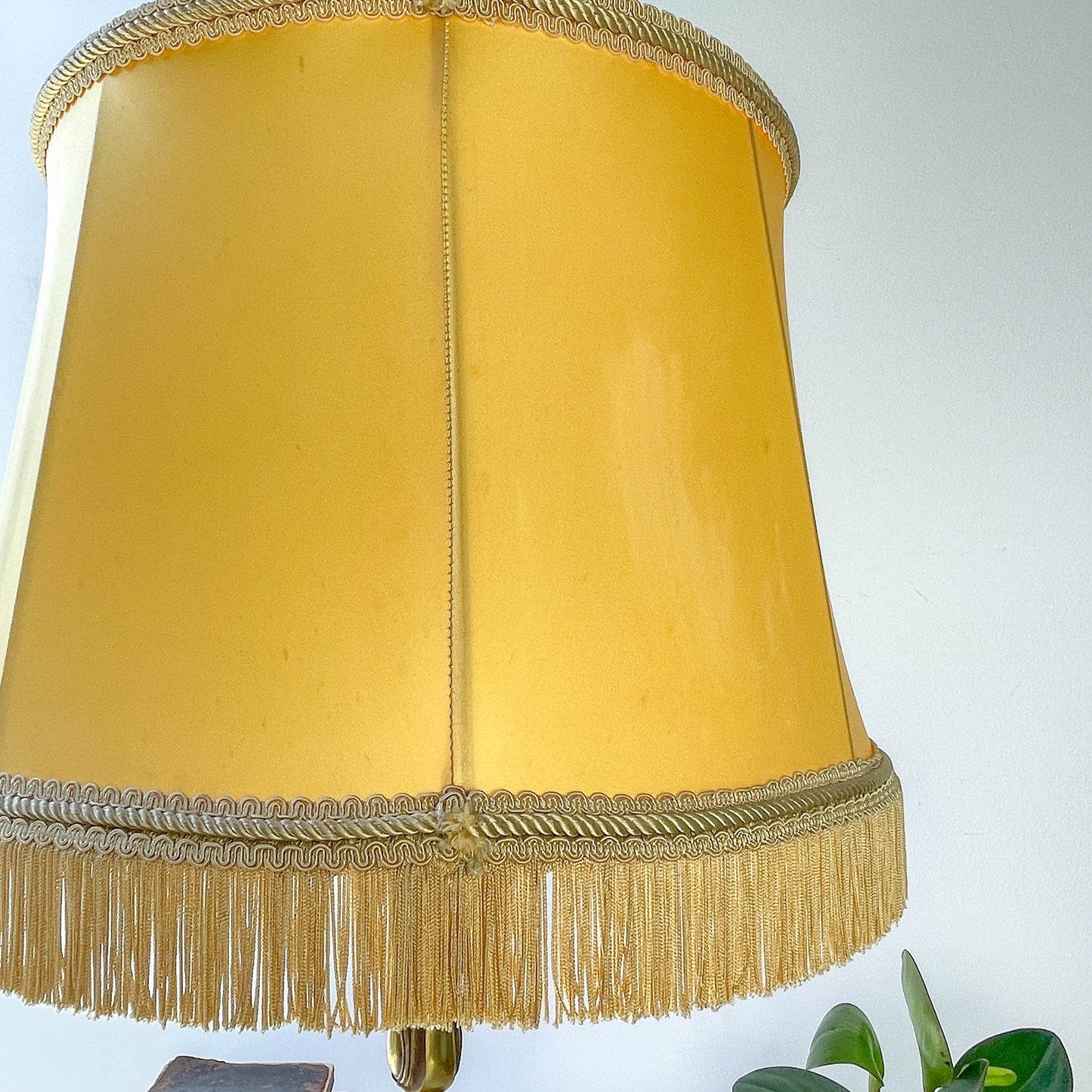 Lampe de style Louis XVI en bronze doré avec abat-jour jaune à franges – lampe ancienne élégante vintage