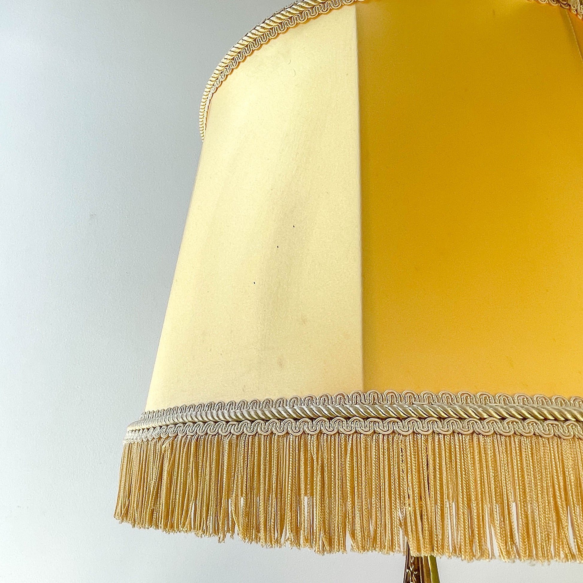 Lampe de style Louis XVI en bronze doré avec abat-jour jaune à franges – lampe ancienne élégante vintage