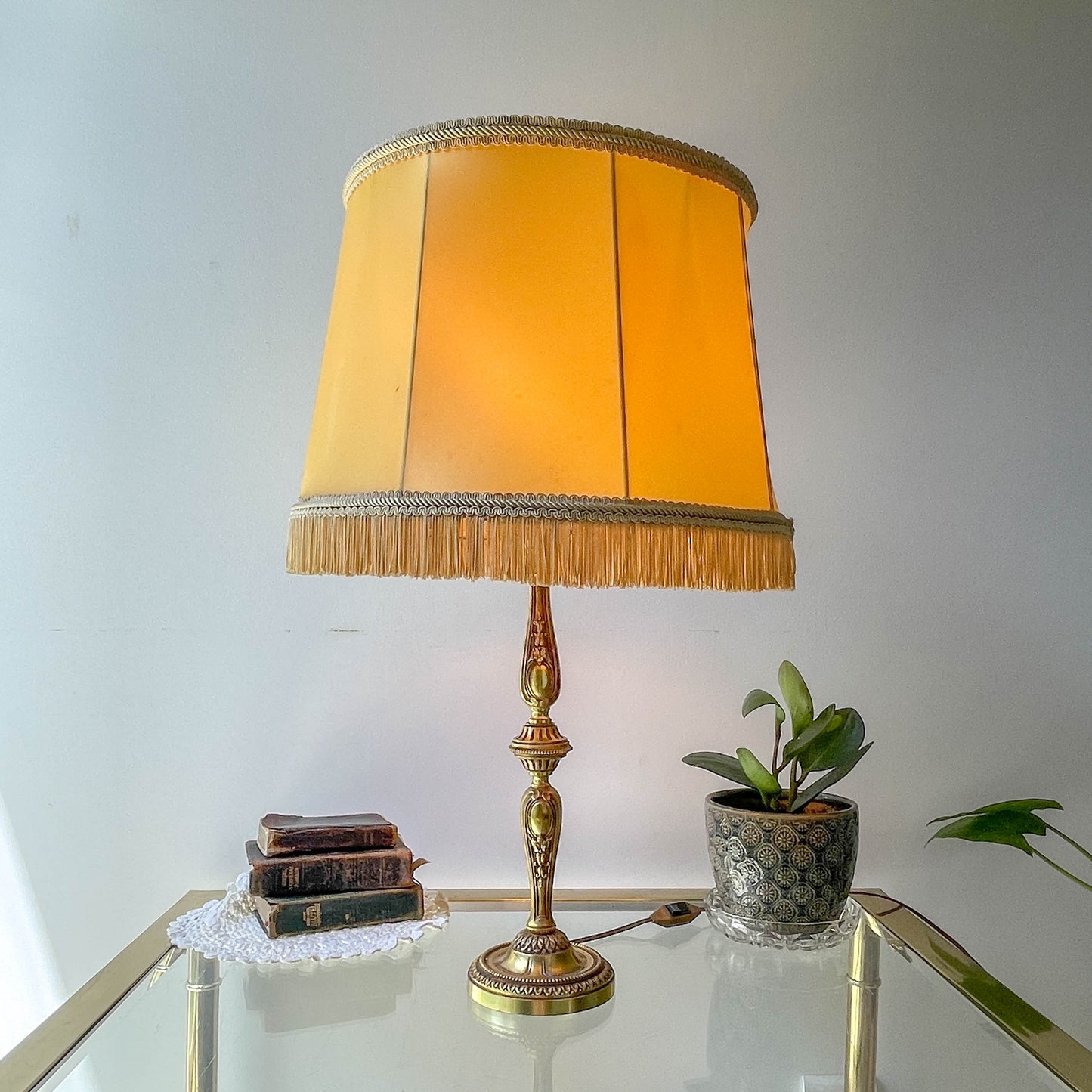 Lampe de style Louis XVI en bronze doré avec abat-jour jaune à franges – lampe ancienne élégante vintage