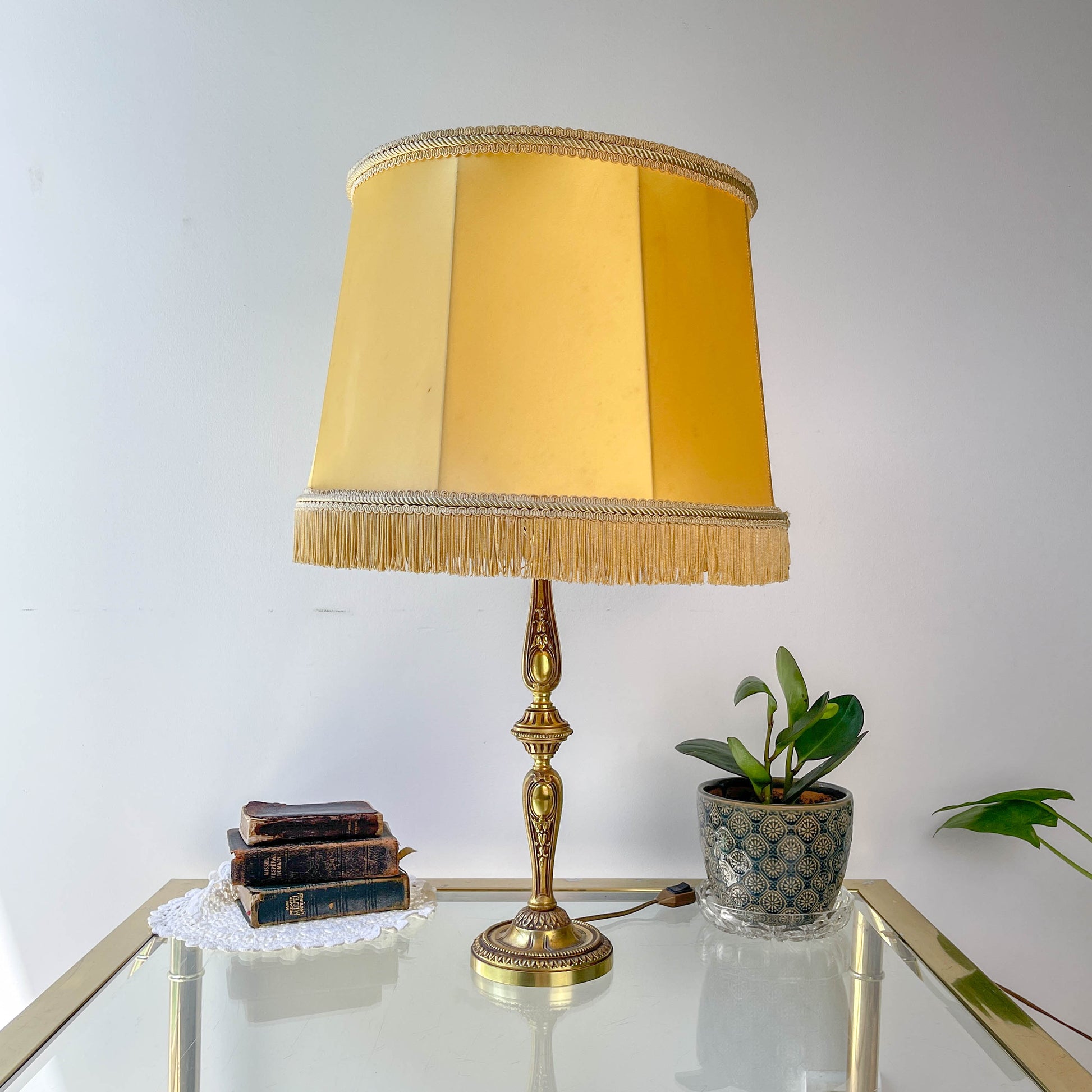 Lampe de style Louis XVI en bronze doré avec abat-jour jaune à franges – lampe ancienne élégante vintage