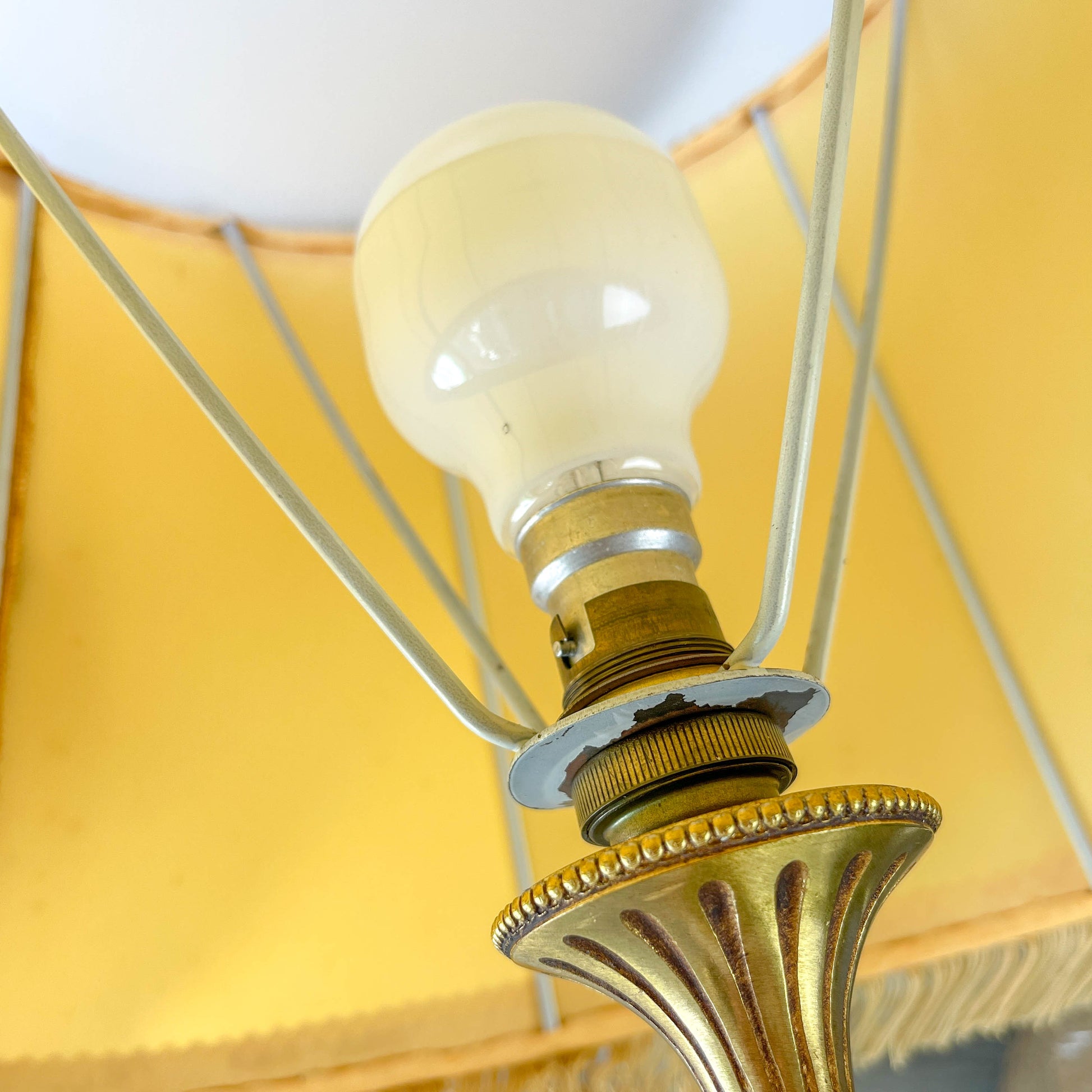Lampe de style Louis XVI en bronze doré avec abat-jour jaune à franges – lampe ancienne élégante vintage