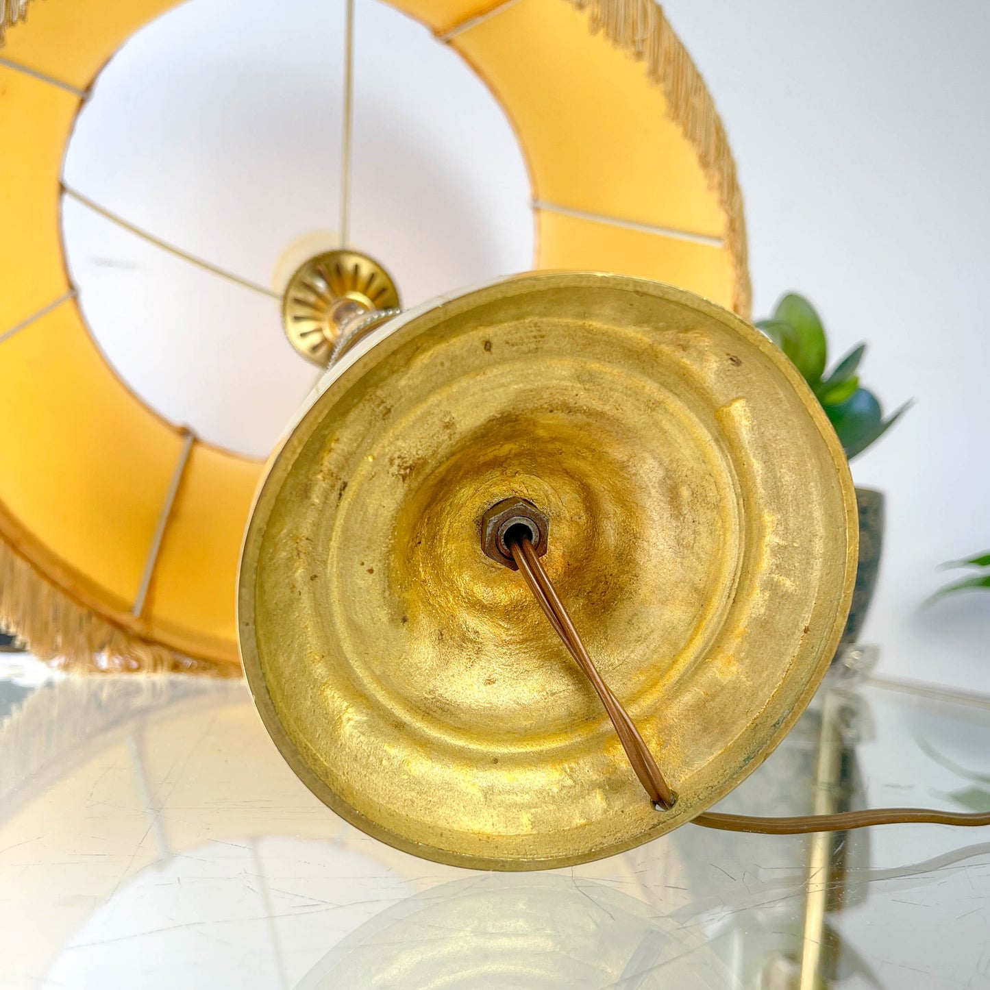 Lampe de style Louis XVI en bronze doré avec abat-jour jaune à franges – lampe ancienne élégante vintage
