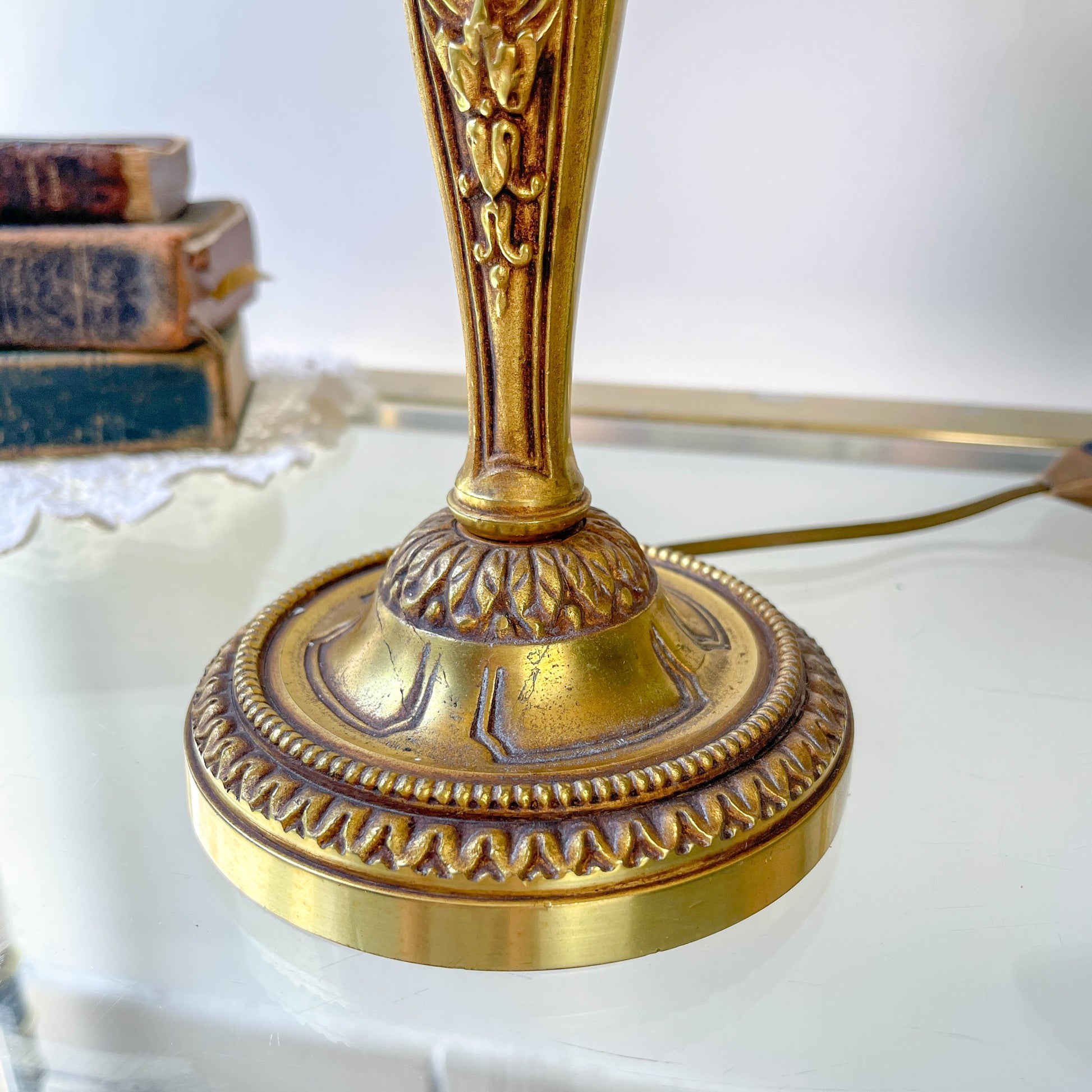 Lampe de style Louis XVI en bronze doré avec abat-jour jaune à franges – lampe ancienne élégante vintage