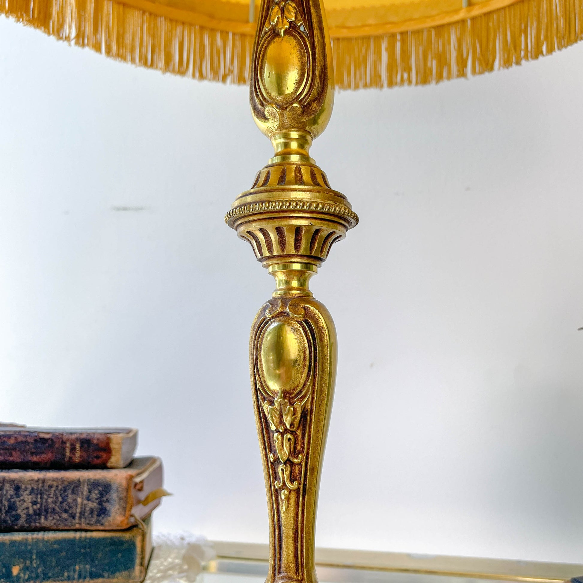 Lampe de style Louis XVI en bronze doré avec abat-jour jaune à franges – lampe ancienne élégante vintage