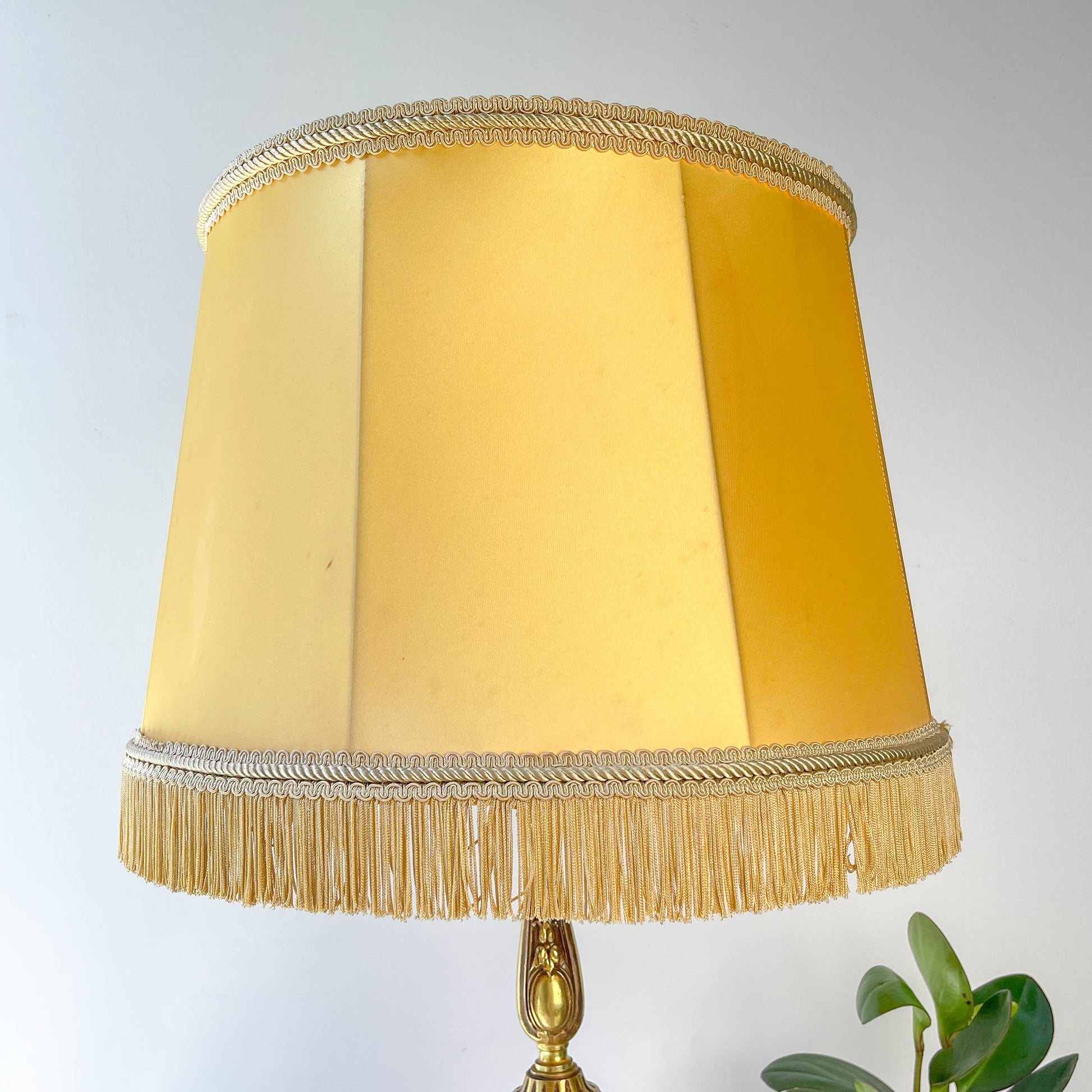 Lampe de style Louis XVI en bronze doré avec abat-jour jaune à franges – lampe ancienne élégante vintage
