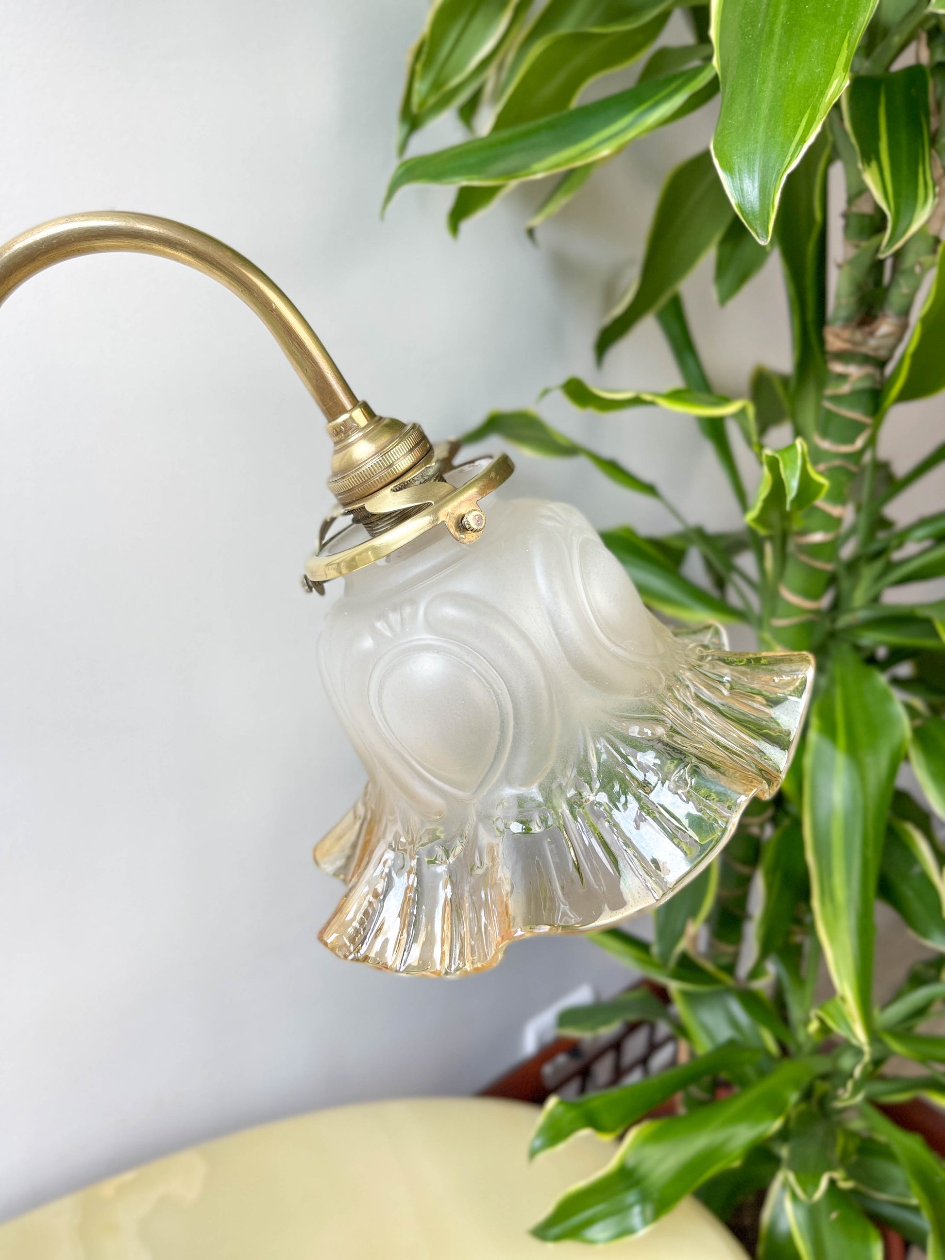 détails lampes de bureau anciennes, style Art Déco, col de cygne en laiton doré avec tulipe en verre, lampe articulée vintage