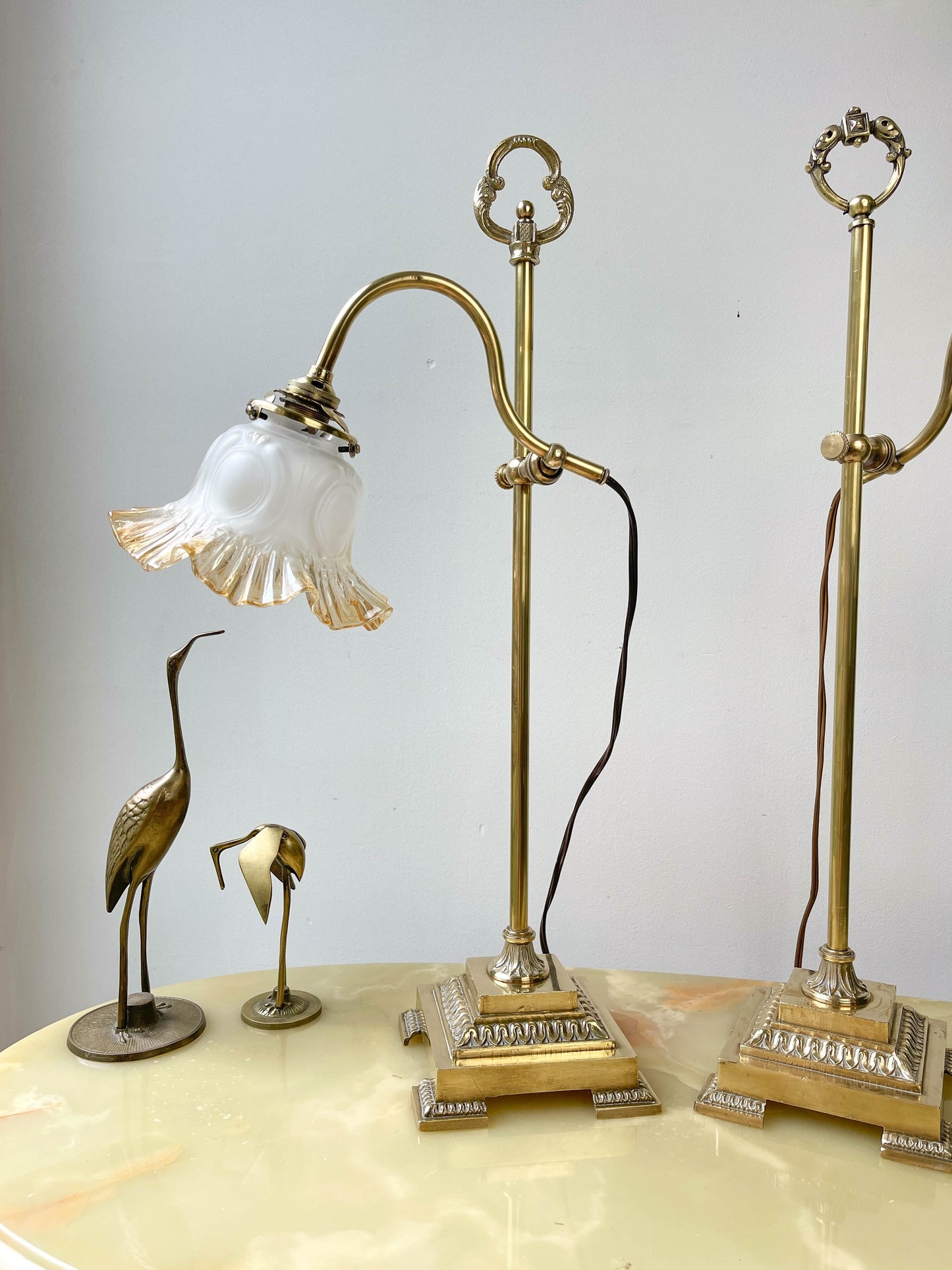 Paire de lampes de bureau Art Déco en laiton doré, col de cygne articulé avec tulipe en verre, années 1920-1930