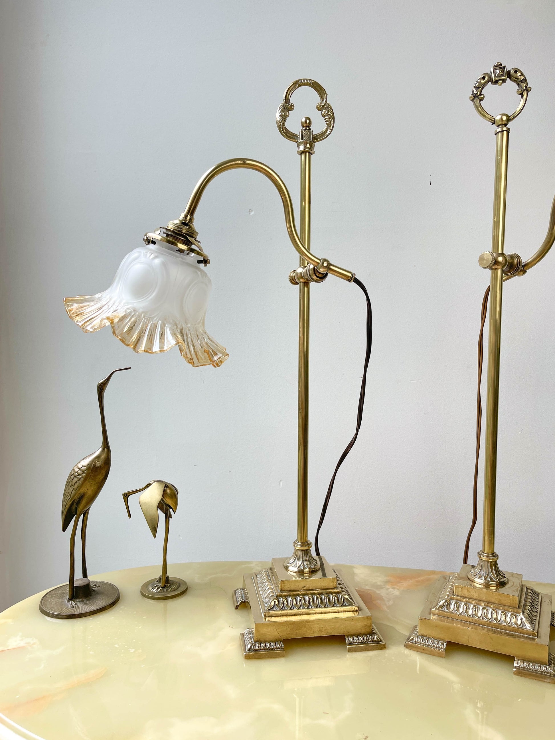 Paire de lampes de bureau Art Déco en laiton doré, col de cygne articulé avec tulipe en verre, années 1920-1930