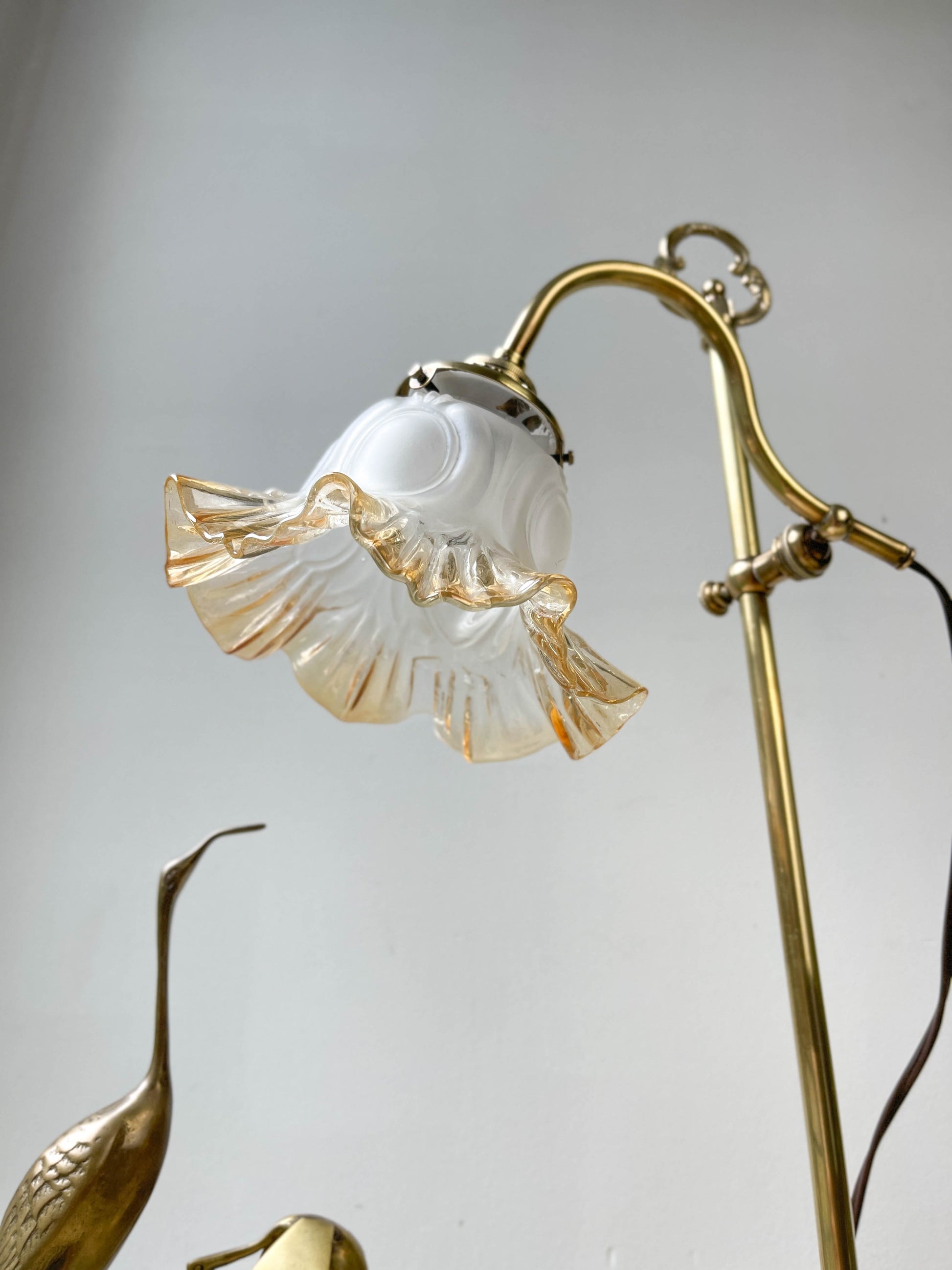 détails lampes de bureau anciennes, style Art Déco, col de cygne en laiton doré avec tulipe en verre, lampe articulée vintage