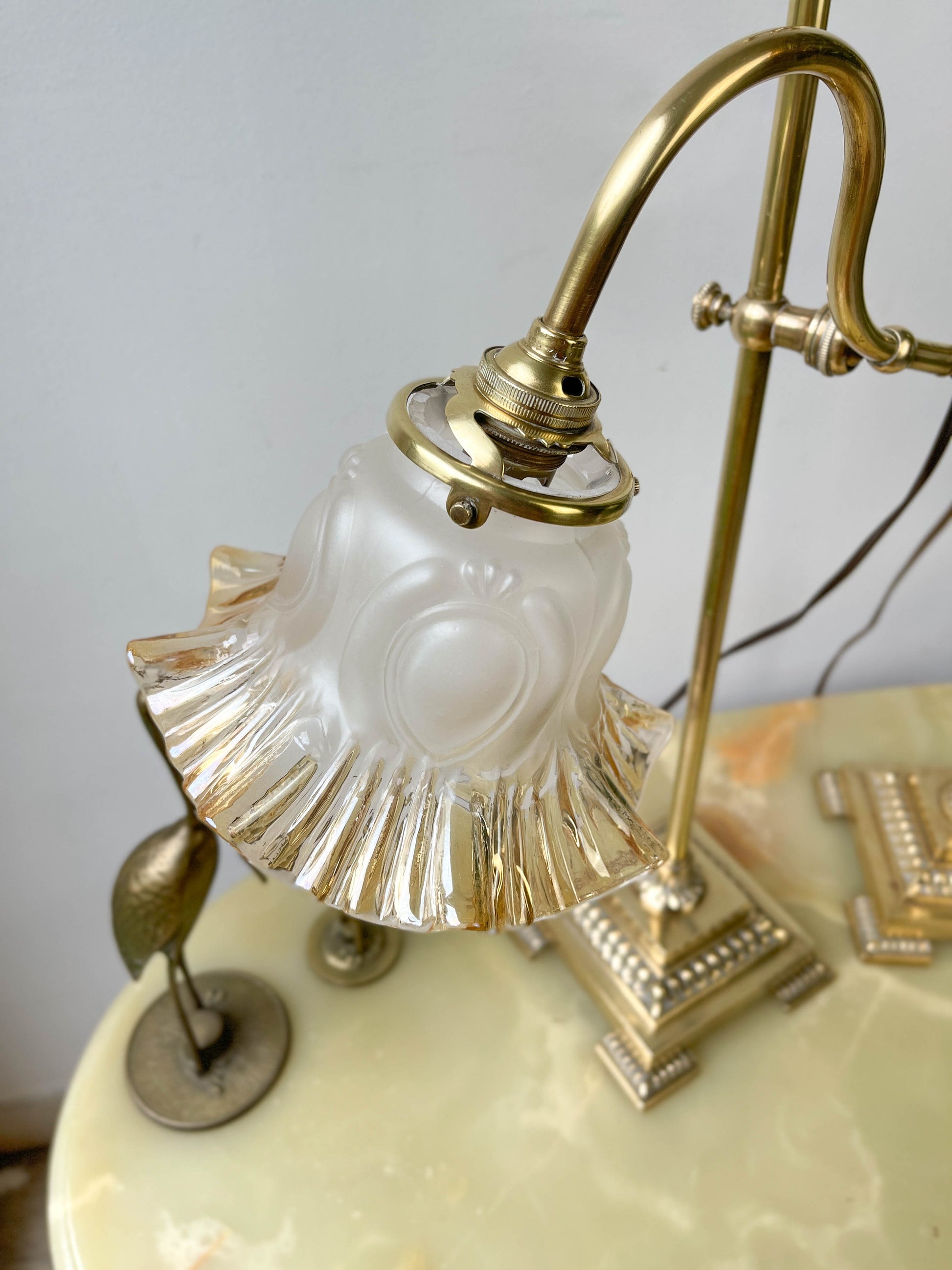 détails lampes de bureau anciennes, style Art Déco, col de cygne en laiton doré avec tulipe en verre, lampe articulée vintage