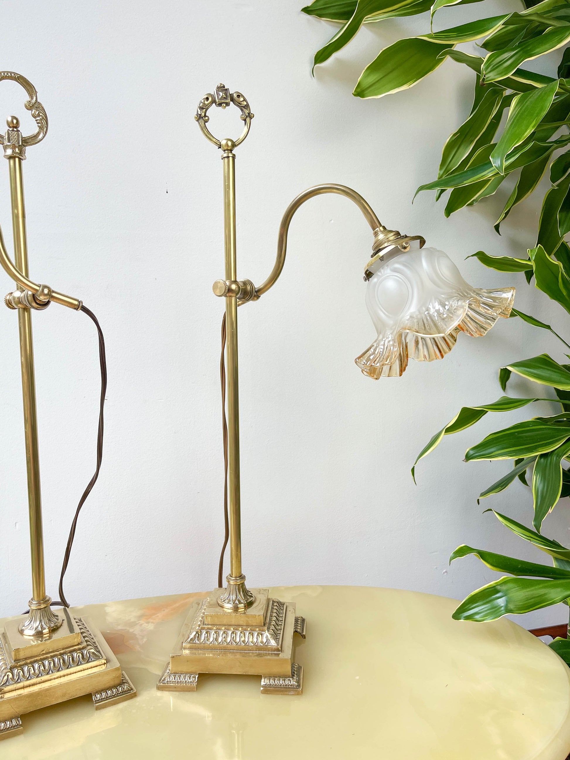 Lampes à poser vintage Art Déco, structure laiton doré articulé, abat-jour tulipe en verre dépoli, années 20 30