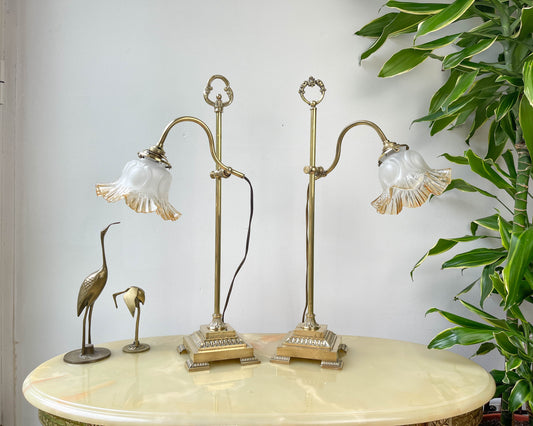 Paire de lampes de bureau Art Déco en laiton doré, col de cygne articulé avec tulipe en verre, années 1920-1930