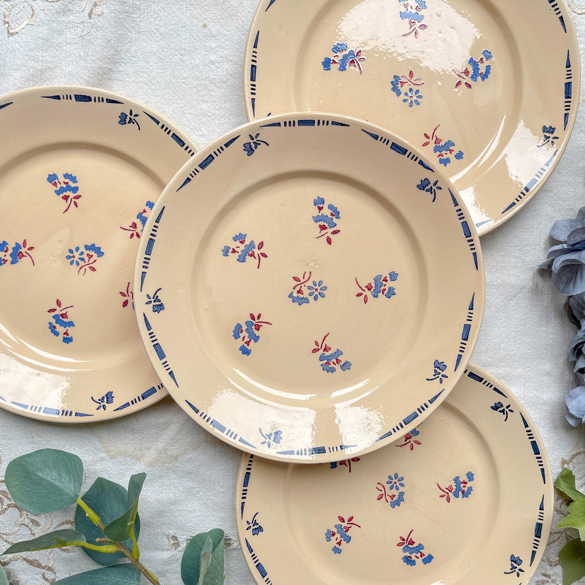 Lot de 4 petites assiettes en porcelaine vintage K&G Lunéville "Flore" des années 1950, décor fleuri bleu
