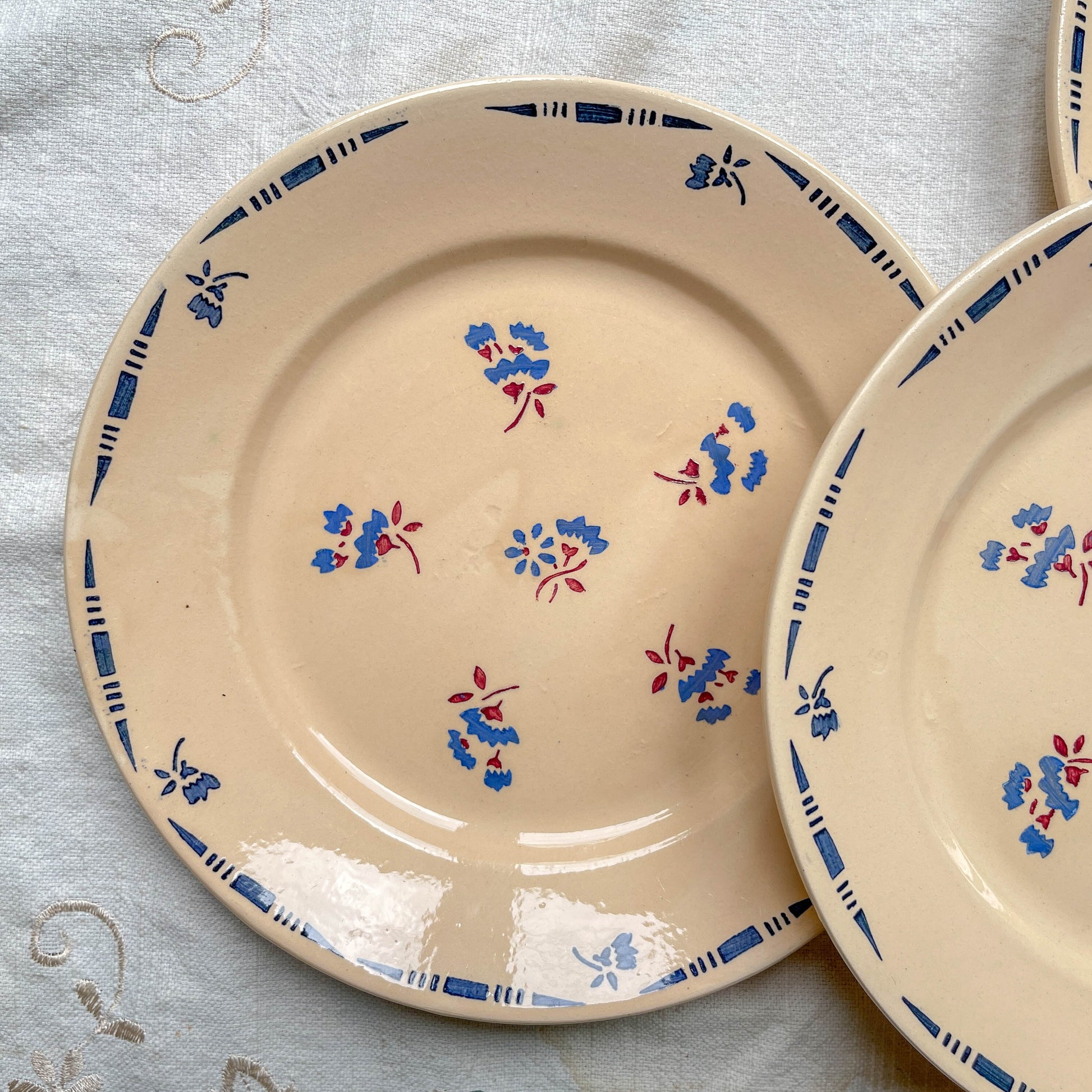 Lot de 4 petites assiettes en porcelaine vintage K&G Lunéville "Flore" des années 1950, décor fleuri bleu

