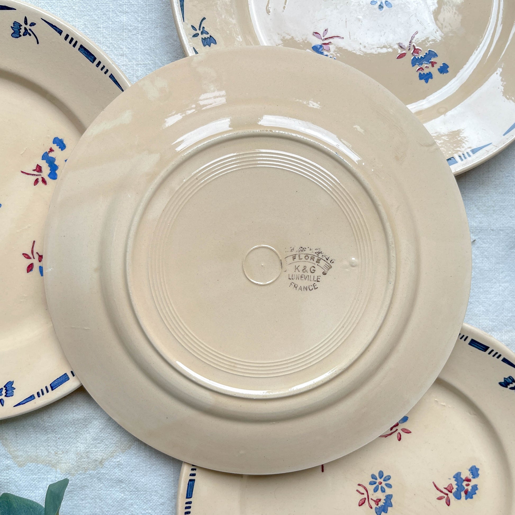 Lot de 4 petites assiettes en porcelaine vintage K&G Lunéville "Flore" des années 1950, décor fleuri bleu
