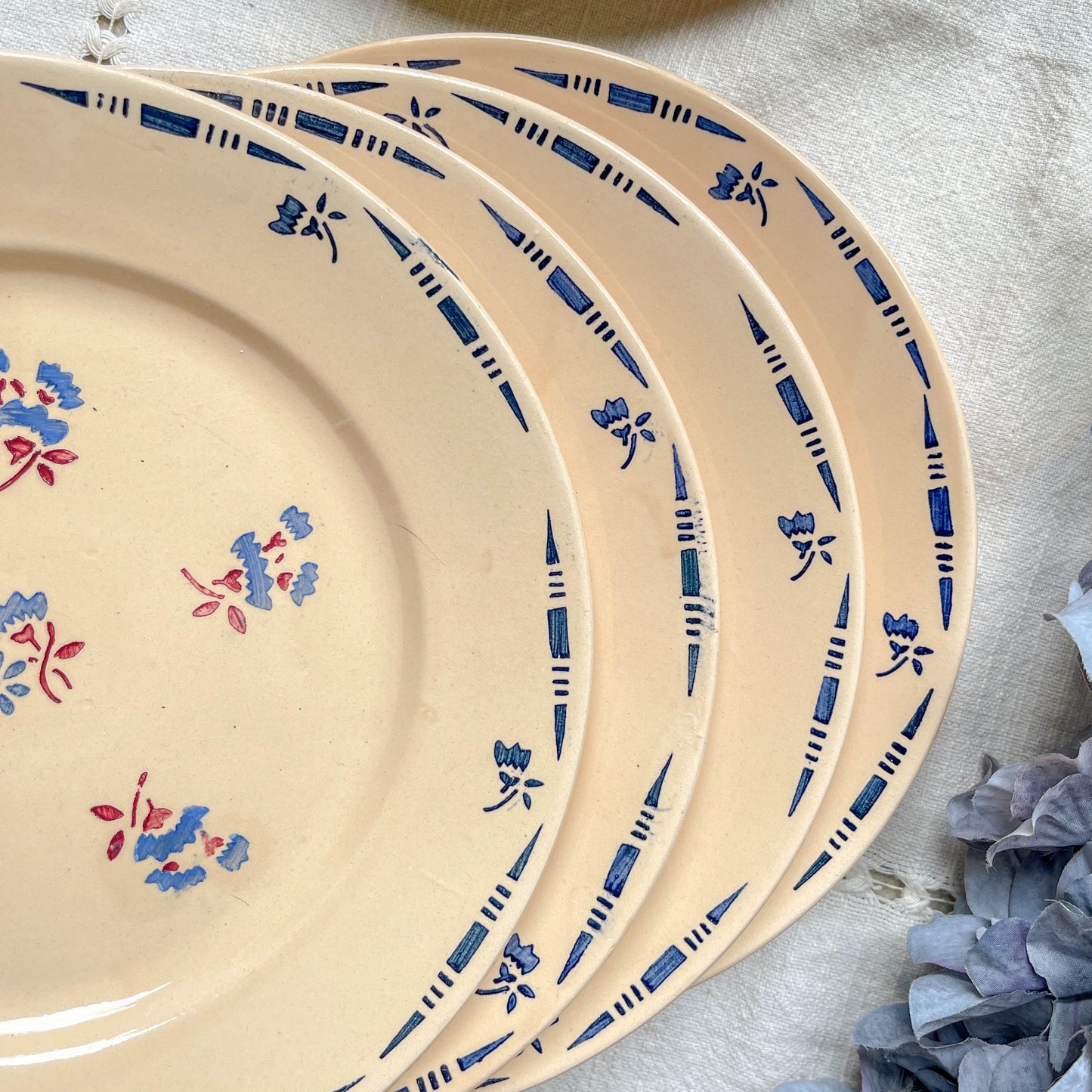 Lot de 5 petites assiettes en porcelaine vintage K&G Lunéville "Flore" des années 1950, décor fleuri bleu