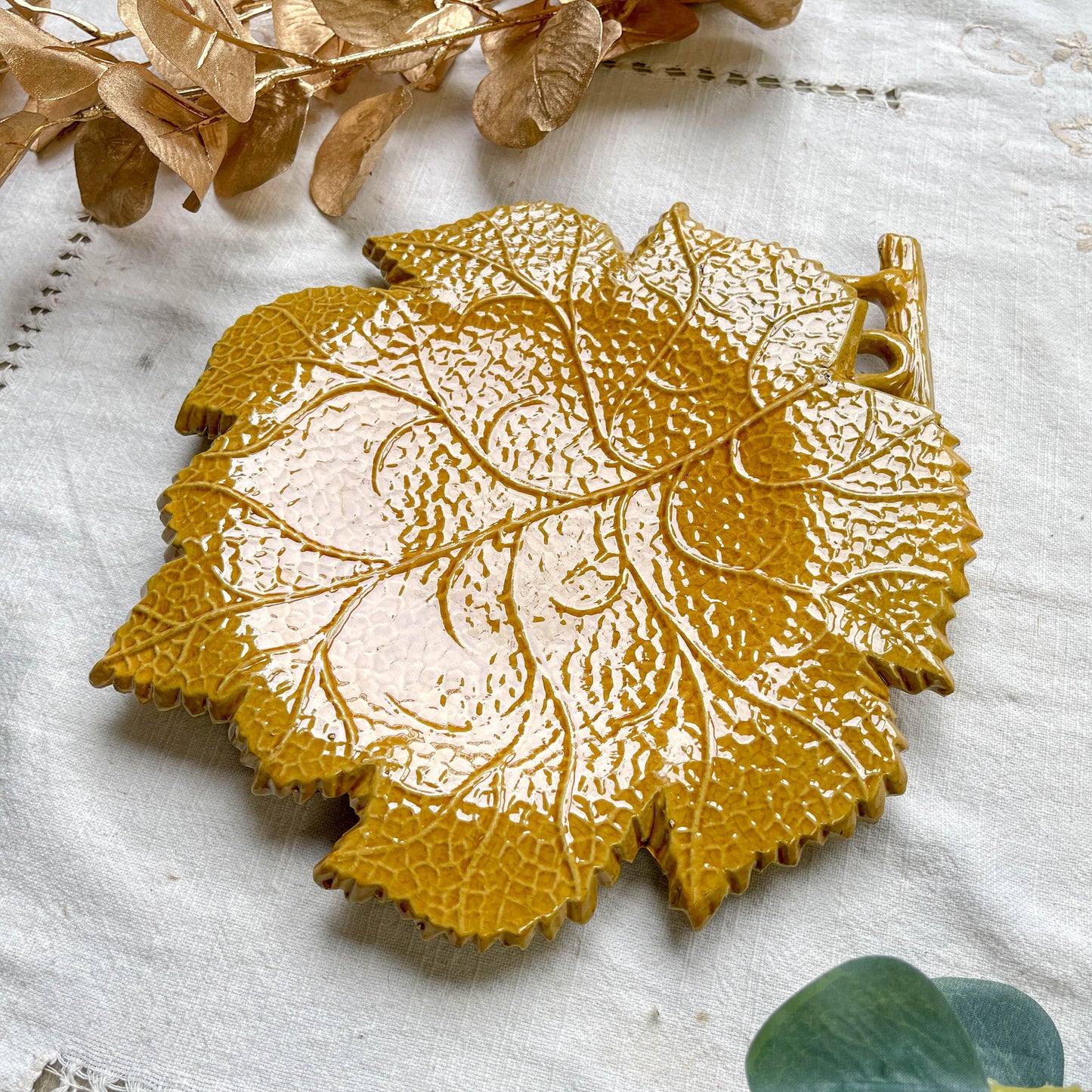 Plat vintage en faïence ocre AEGITNA Vallauris 1950/60