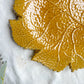 Plat en faïence ocre feuille de chêne vintage signé AEGITNA Vallauris 1950, vaisselle décorative artisanale française


