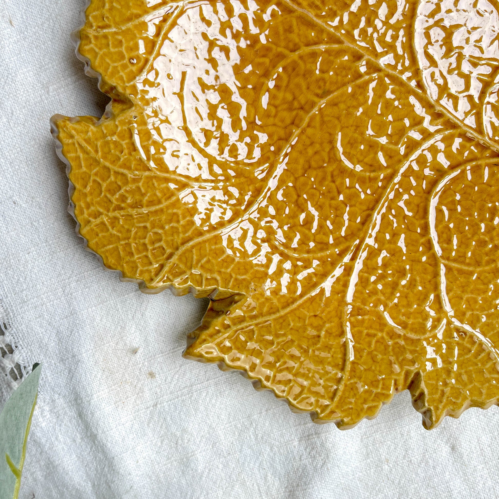 Plat en faïence ocre feuille de chêne vintage signé AEGITNA Vallauris 1950, vaisselle décorative artisanale française

