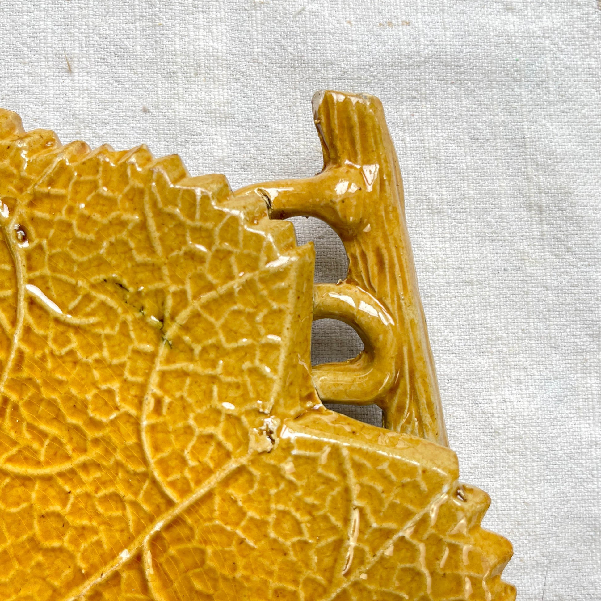 Plat en faïence ocre feuille de chêne vintage signé AEGITNA Vallauris 1950, vaisselle décorative artisanale française

