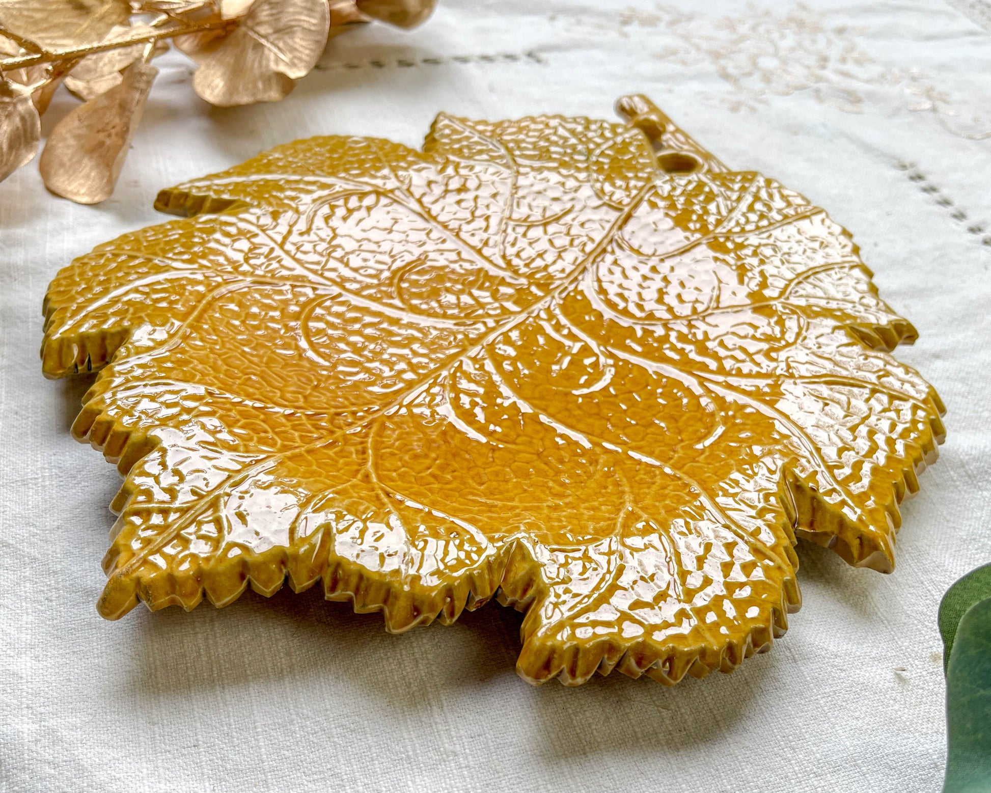 Plat en faïence ocre feuille de chêne vintage signé AEGITNA Vallauris 1950, vaisselle décorative artisanale française

