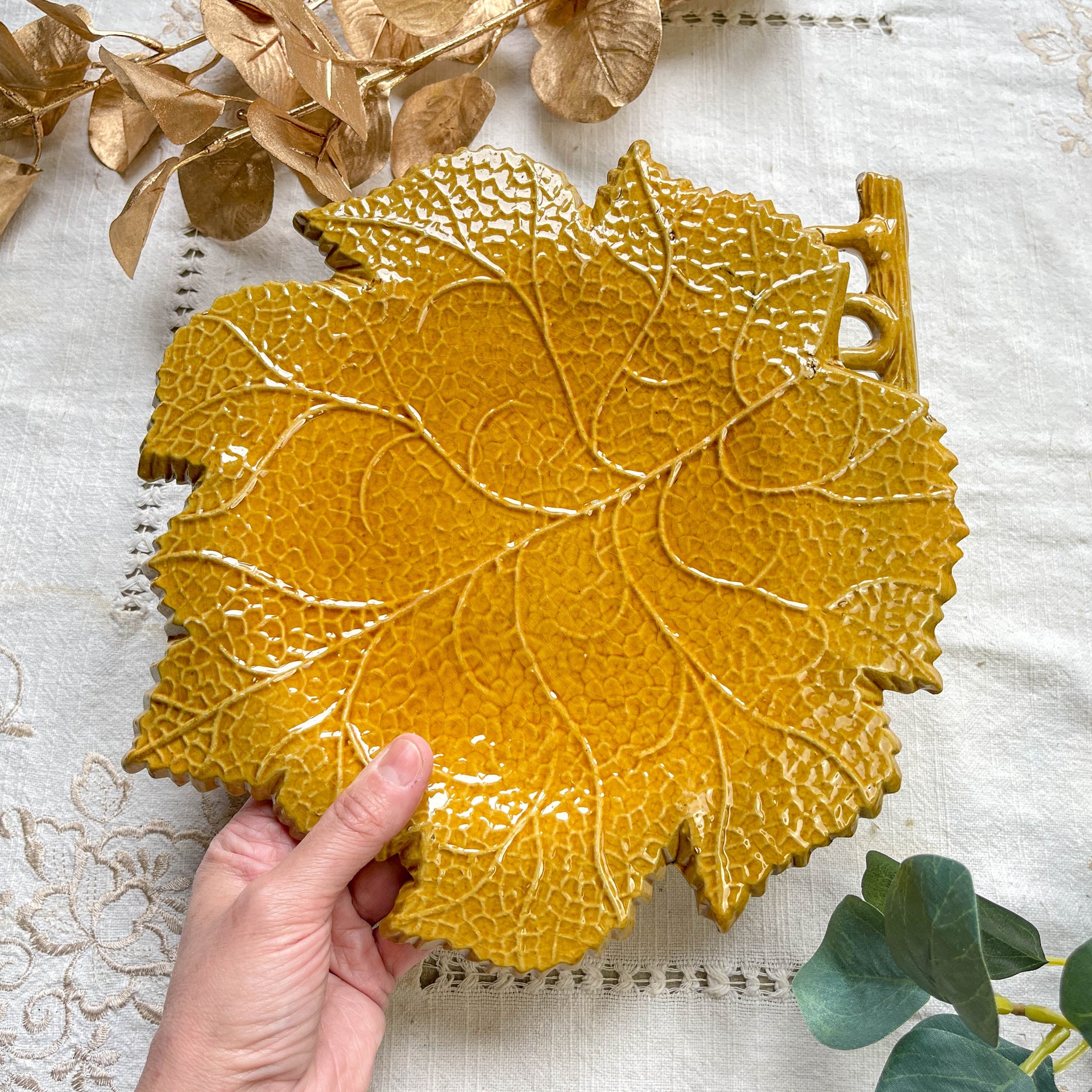 Plat en faïence ocre feuille de chêne vintage signé AEGITNA Vallauris 1950, vaisselle décorative artisanale française

