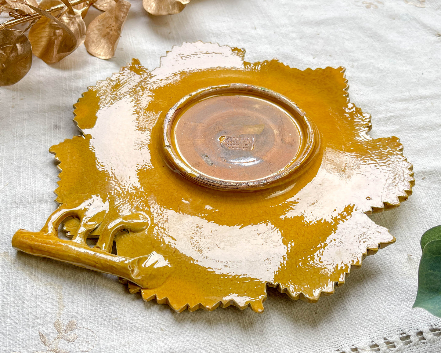 Plat en faïence ocre feuille de chêne vintage signé AEGITNA Vallauris 1950, vaisselle décorative artisanale française

