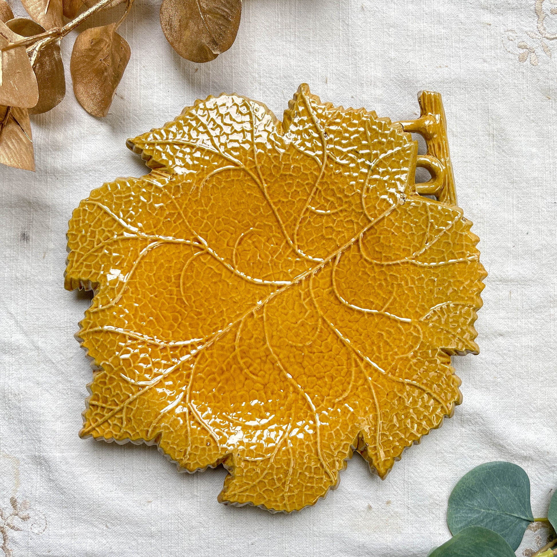 Plat en faïence ocre feuille de chêne vintage signé AEGITNA Vallauris 1950, vaisselle décorative artisanale française

