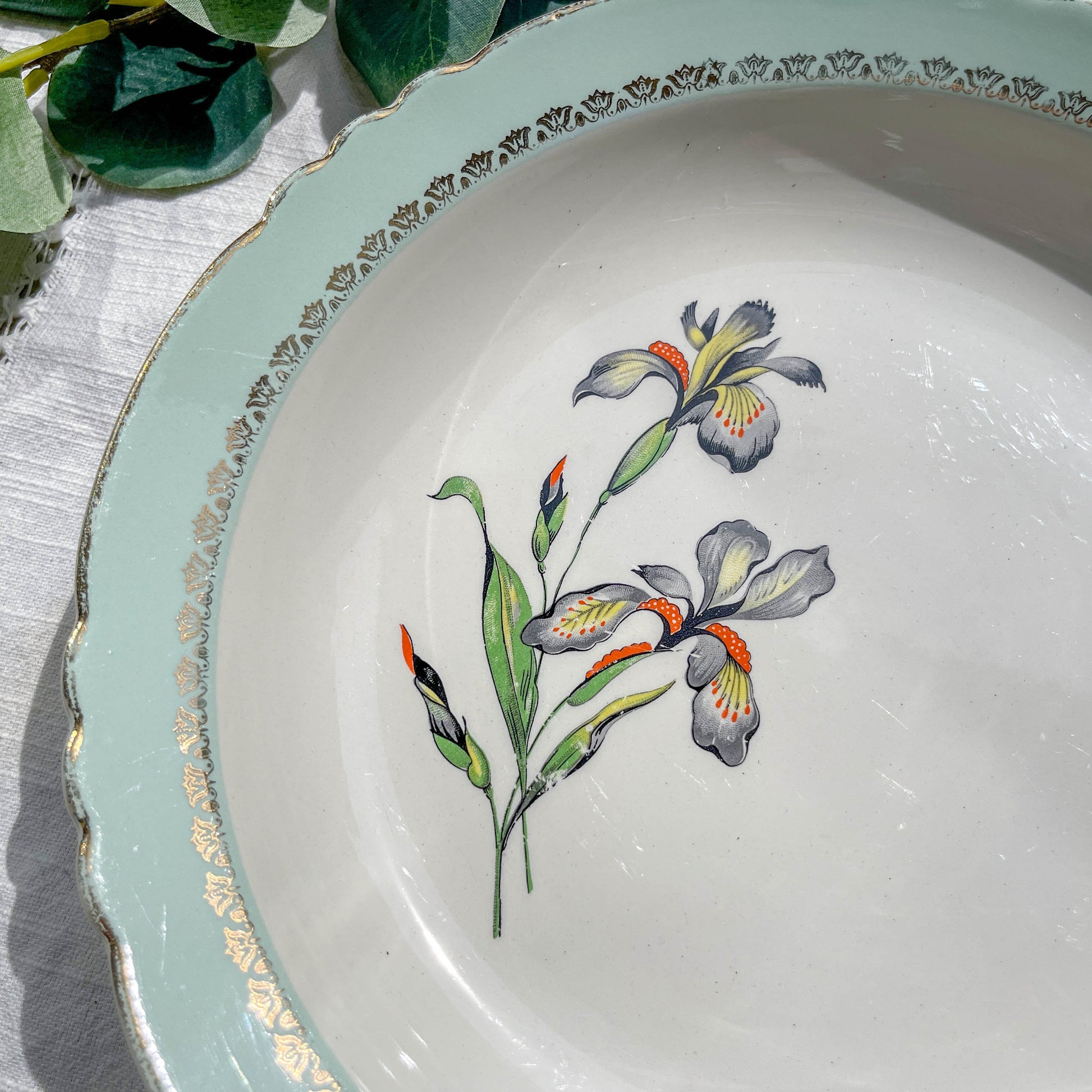 Plat creux en porcelaine vintage blanche verte Iris Moulin des Loups "Sargosse" 1950s