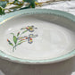 Plat creux en porcelaine vintage blanche verte Iris Moulin des Loups "Sargosse" 1950s